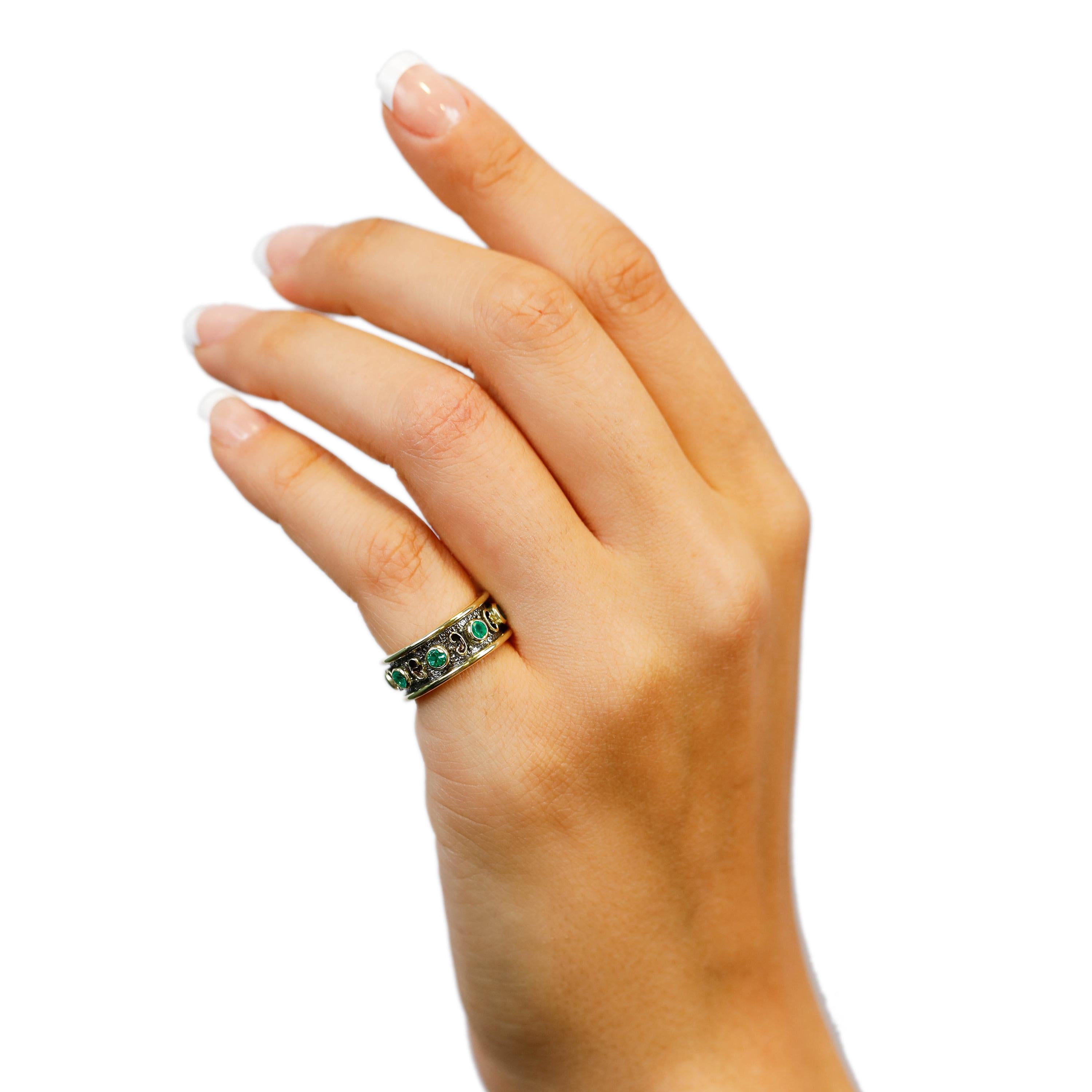 Contemporary 18 Karat Yellow Gold 0.55 Carat Round Cut Emerald Full Band Ring US Size 8 For Sale