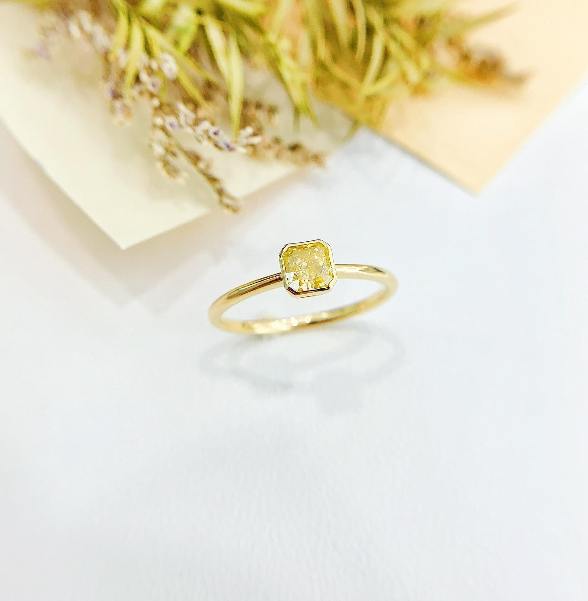 18K Gelbgold 0.55 CT Gelber Diamant Ring

1 gelber Diamant - 0,55 CT
Gesamtgewicht - 1,66 GM