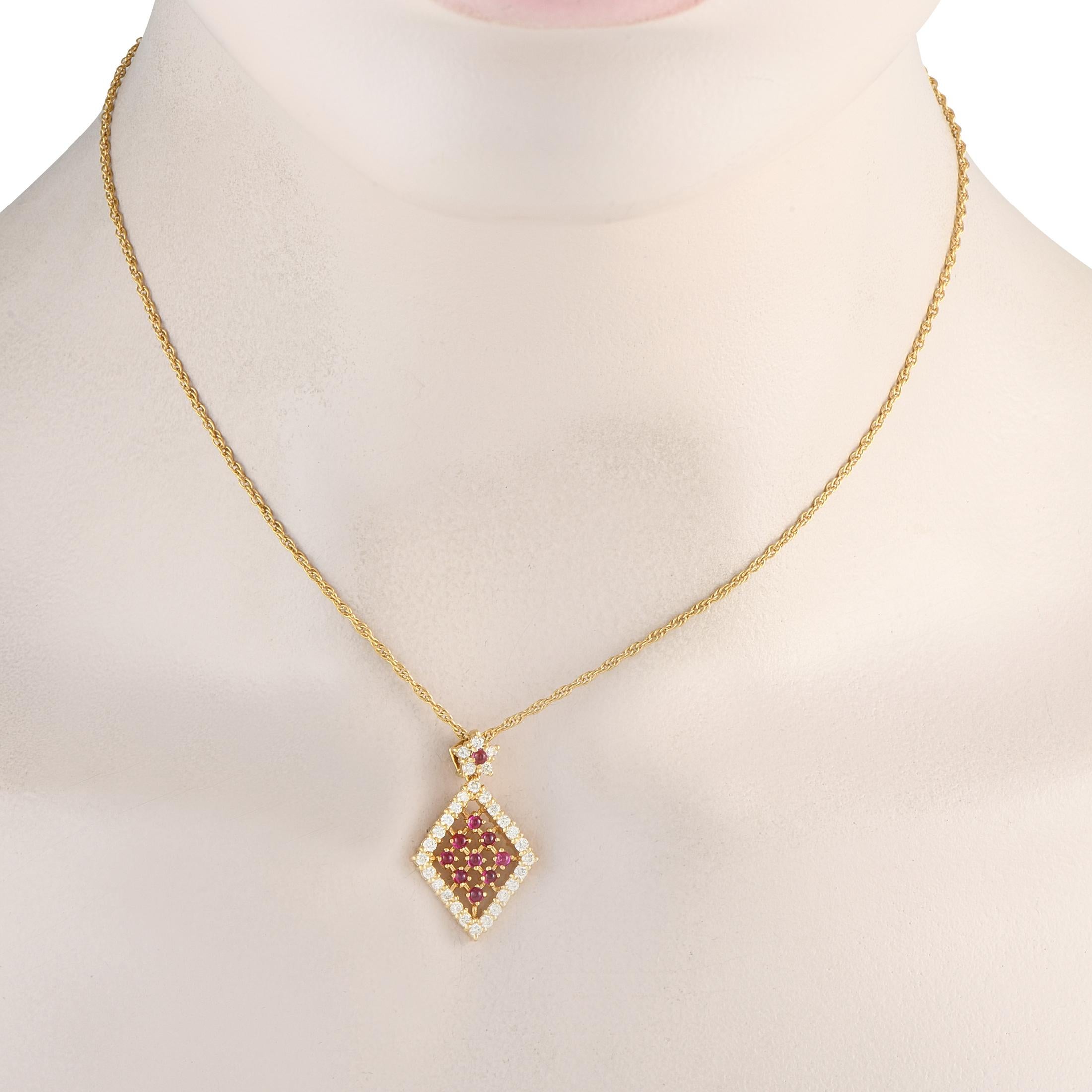Ein mühelos verführerisches Stück mit einem frischen, geometrischen Design. Diese Halskette aus Gelbgold hat eine feine Kette mit einem sicheren Federringverschluss. Er hat einen diamantförmigen Anhänger, der mit winzigen weißen Diamanten besetzt