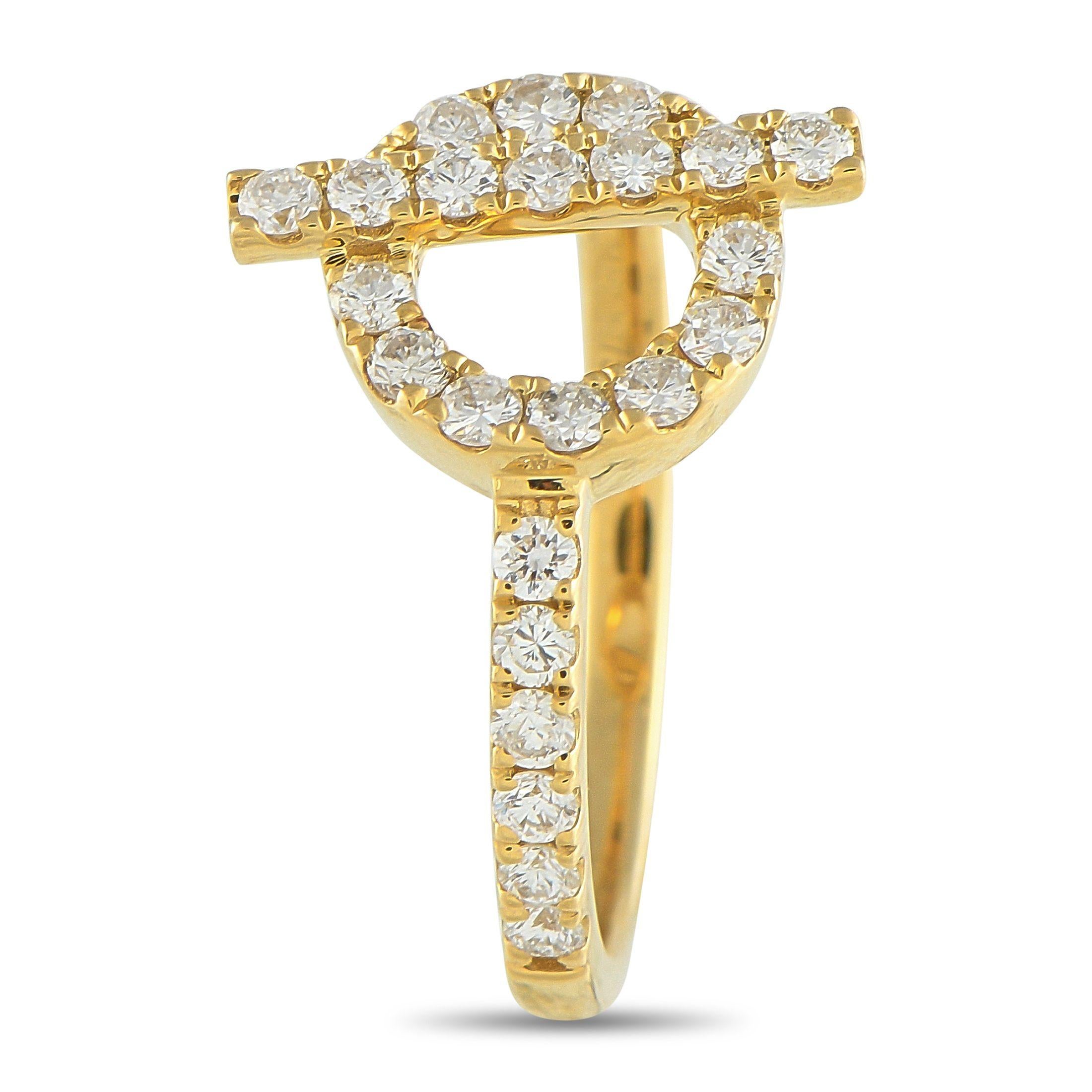 Tous ceux qui ont une esthétique minimaliste apprécieront cette élégante bague. Des formes simples ornent le haut de la monture en or jaune 18 carats, conférant à cette pièce discrète un grand impact visuel. Des diamants insérés d'un poids total de