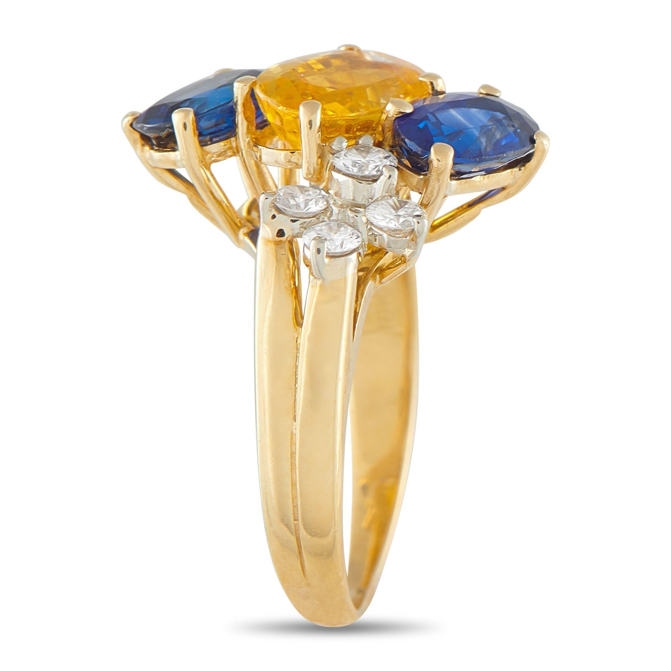 Cette bague à l'élégance unique ne manquera pas de faire parler d'elle. Un saphir jaune de 1,85 carat et deux saphirs traditionnels totalisant 2,56 carats ajoutent une touche de couleur saisissante à ce design dynamique. Des diamants d'un poids