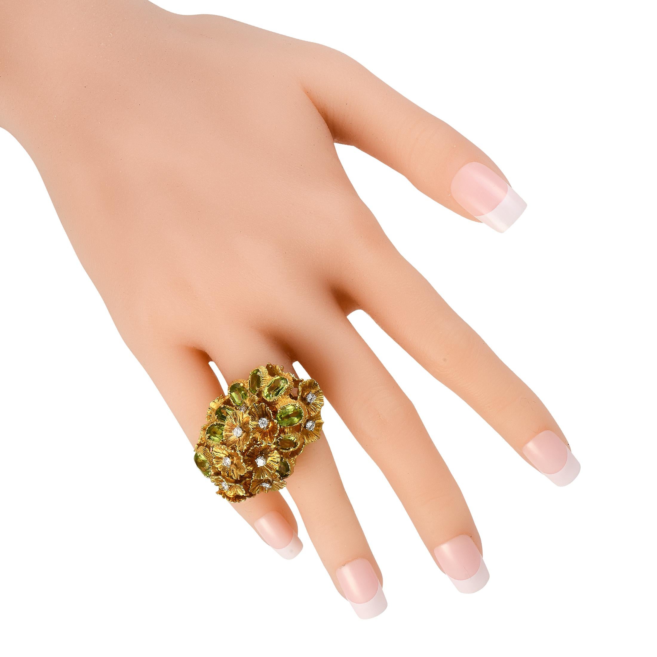 Round Cut 18K Yellow Gold 0.60ct Diamond and Peridot Flower Ring For Sale