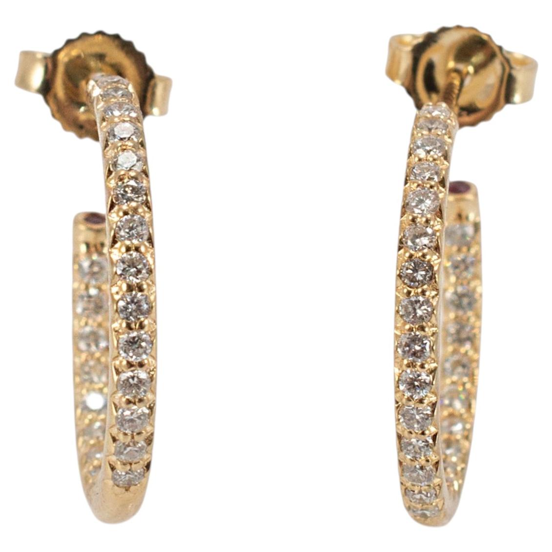 Orecchini a cerchio aperti in oro giallo 18K con diamanti e rubini da 0,63 ct.