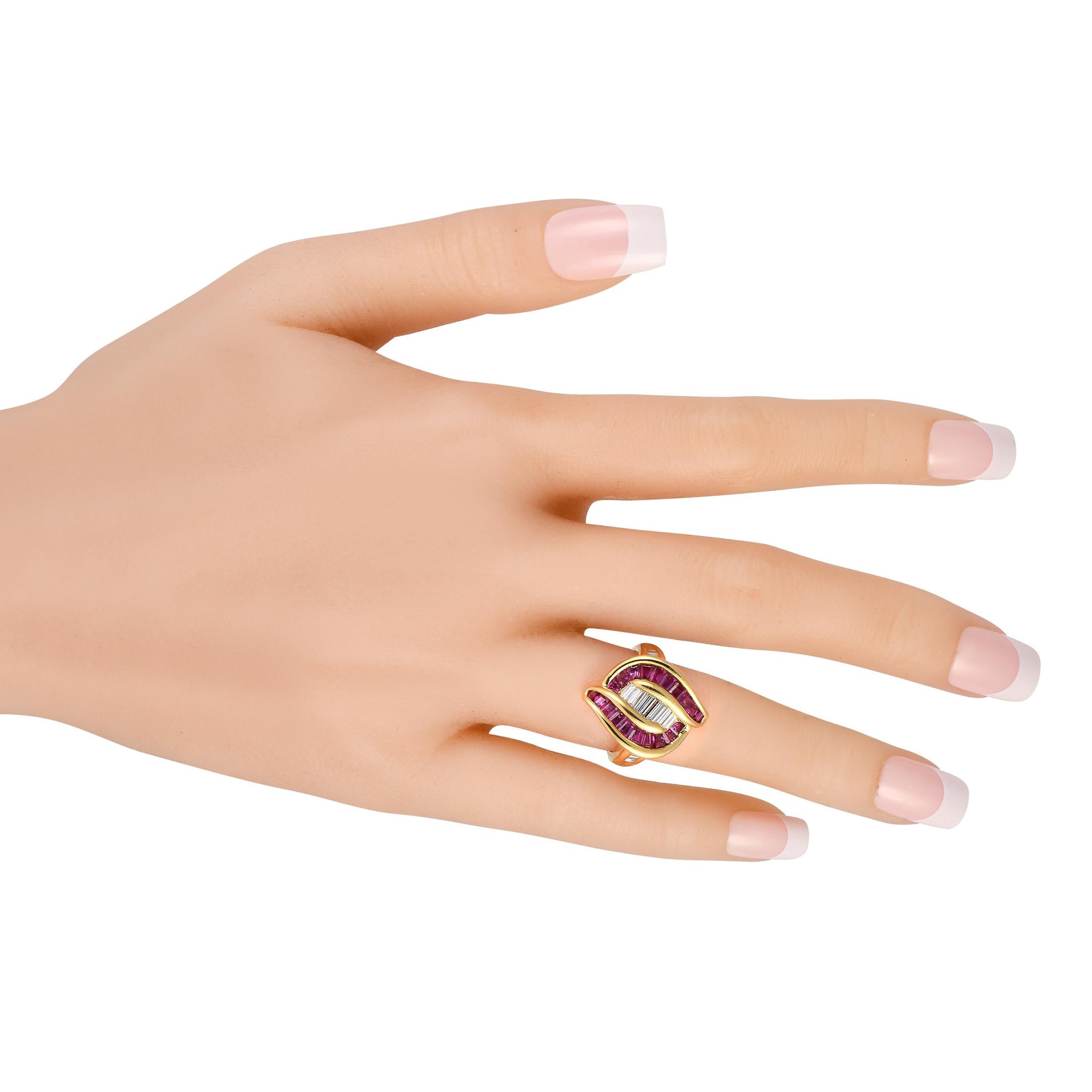 Anillo de oro amarillo de 18 quilates con diamante y rubí de 0,70 ct Corte baguette