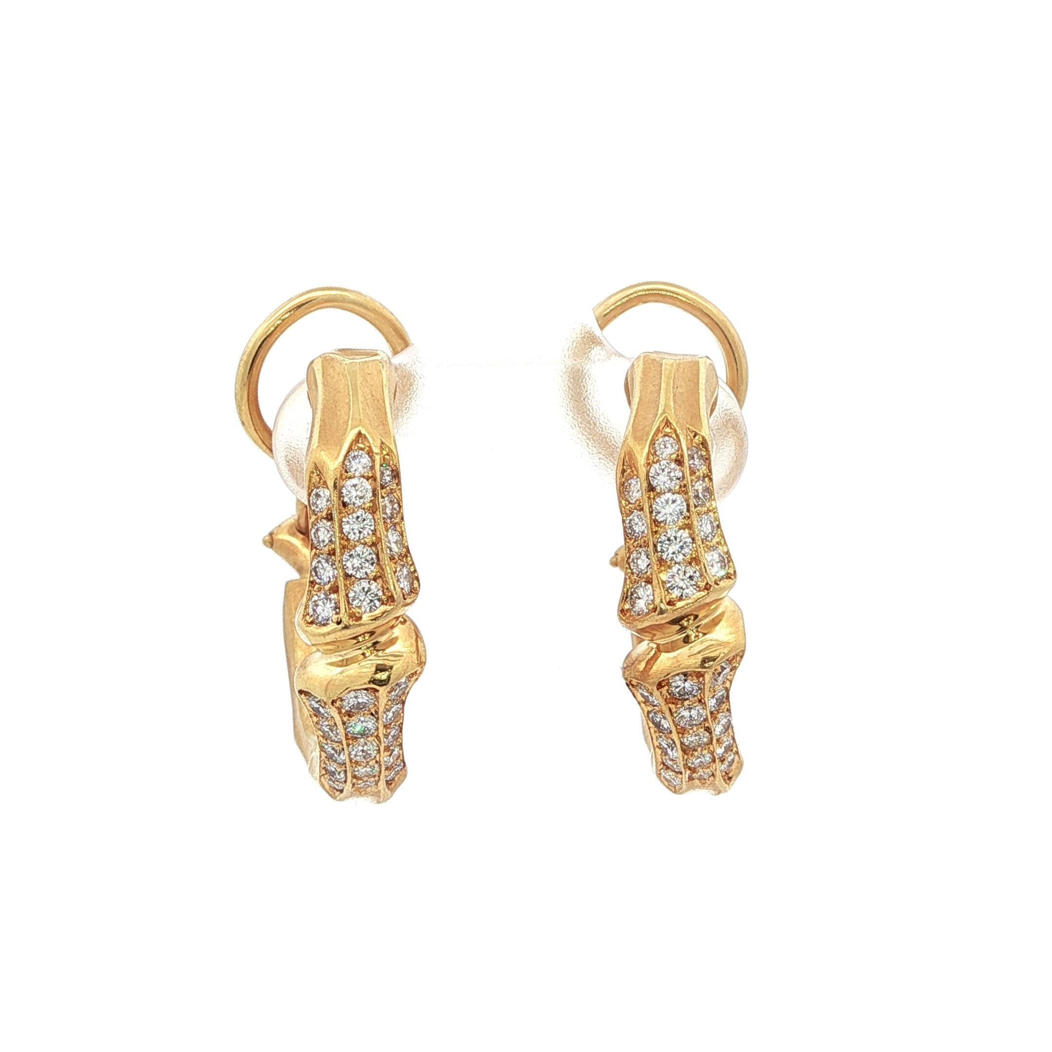 --Pierre(s) :...
(52) Diamants naturels authentiques - taille ronde brillante - sertis en pavé - couleur F/G - pureté VS1/VS2 - 0,70ctw (approx.)

MATERIAL : Or jaune 18k massif
Poids : 15,8 grammes
Support : Poteaux avec fermeture en oméga (des