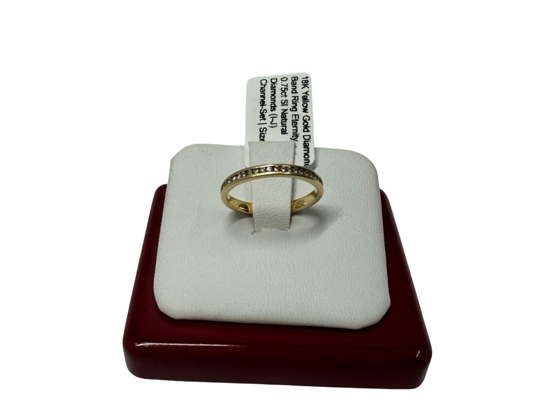 Questa elegante fascia per l'eternità è finemente realizzata in oro giallo 18 carati e incastonata con circa 0,75 carati di diamanti tondi a taglio brillante in una sicura montatura a canale. Ogni diamante è classificato di purezza SI e copre