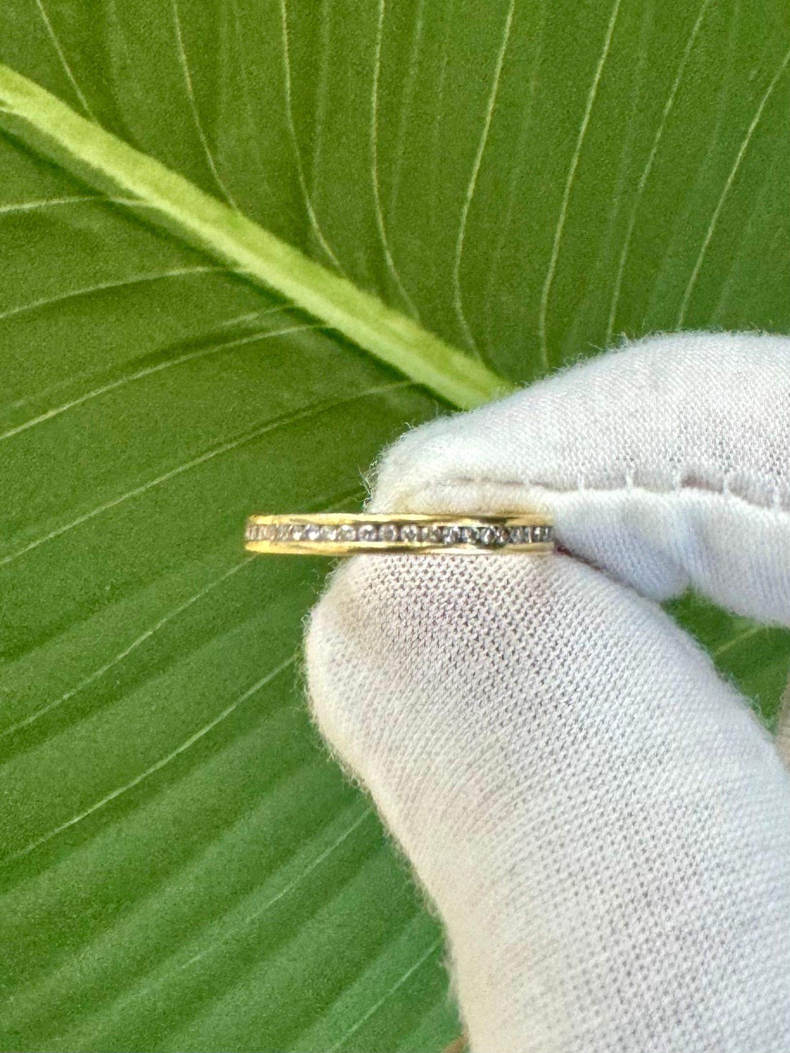 Anello a fascia per l'eternità in oro giallo 18K con diamante incastonato a canale da 0,75 carati, misura 7 In condizioni ottime in vendita a Miami, FL