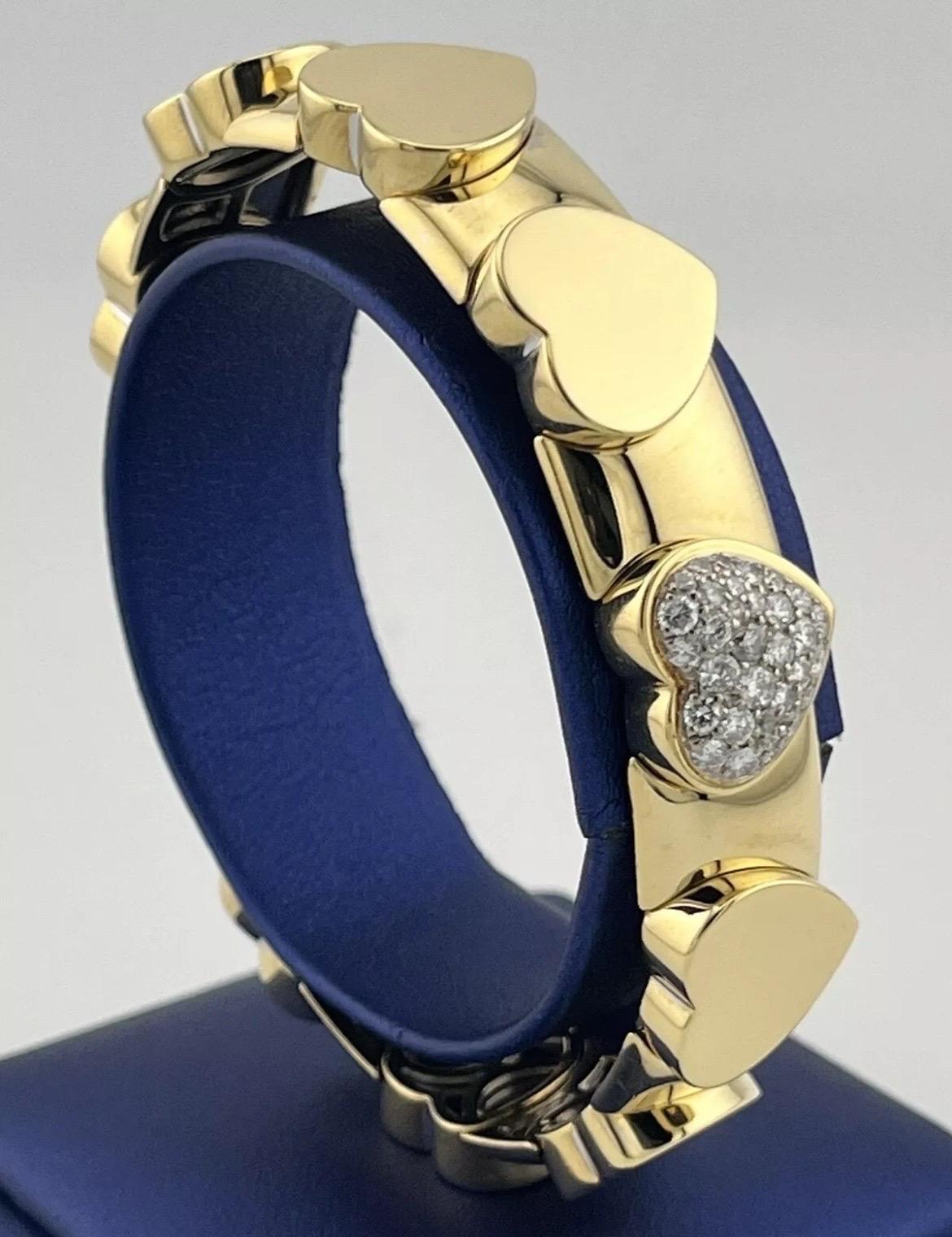 Le bracelet en or jaune 18 carats avec pavé de diamants en forme de cœur est une pièce captivante et élégante qui allie sans effort le romantisme et le luxe. Réalisé en or jaune 18 carats, ce bracelet présente un superbe design en forme de cœur,