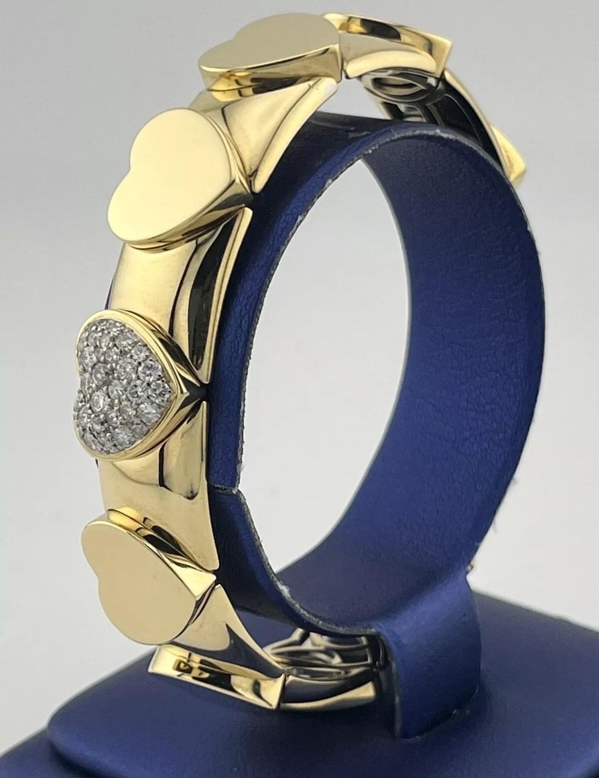 Taille ronde Bracelet jonc en or jaune 18 carats pavé de diamants en forme de cœur de 0,75 carat en vente
