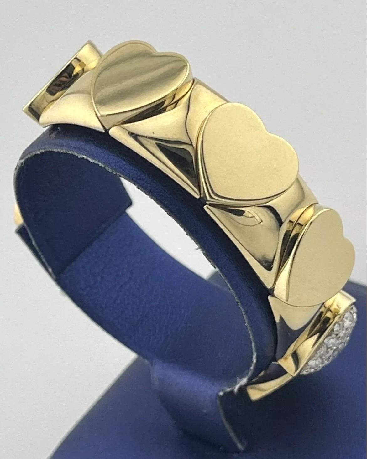 Bracelet jonc en or jaune 18 carats pavé de diamants en forme de cœur de 0,75 carat Bon état - En vente à Boca Raton, FL
