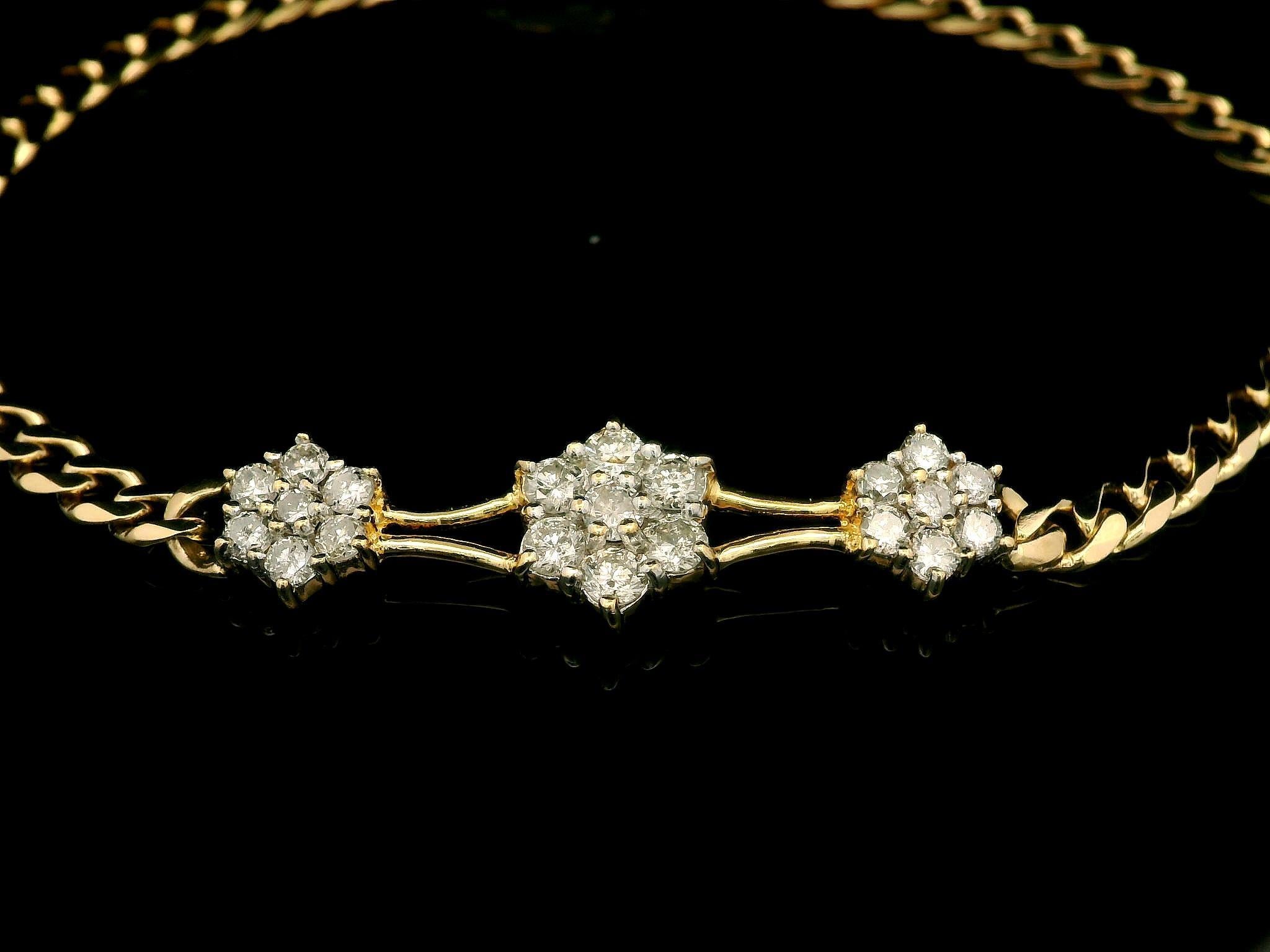 Bracelet à maillons en or jaune 18 carats avec 3 grappes de diamants de 0,75 carat poids total Pour femmes en vente