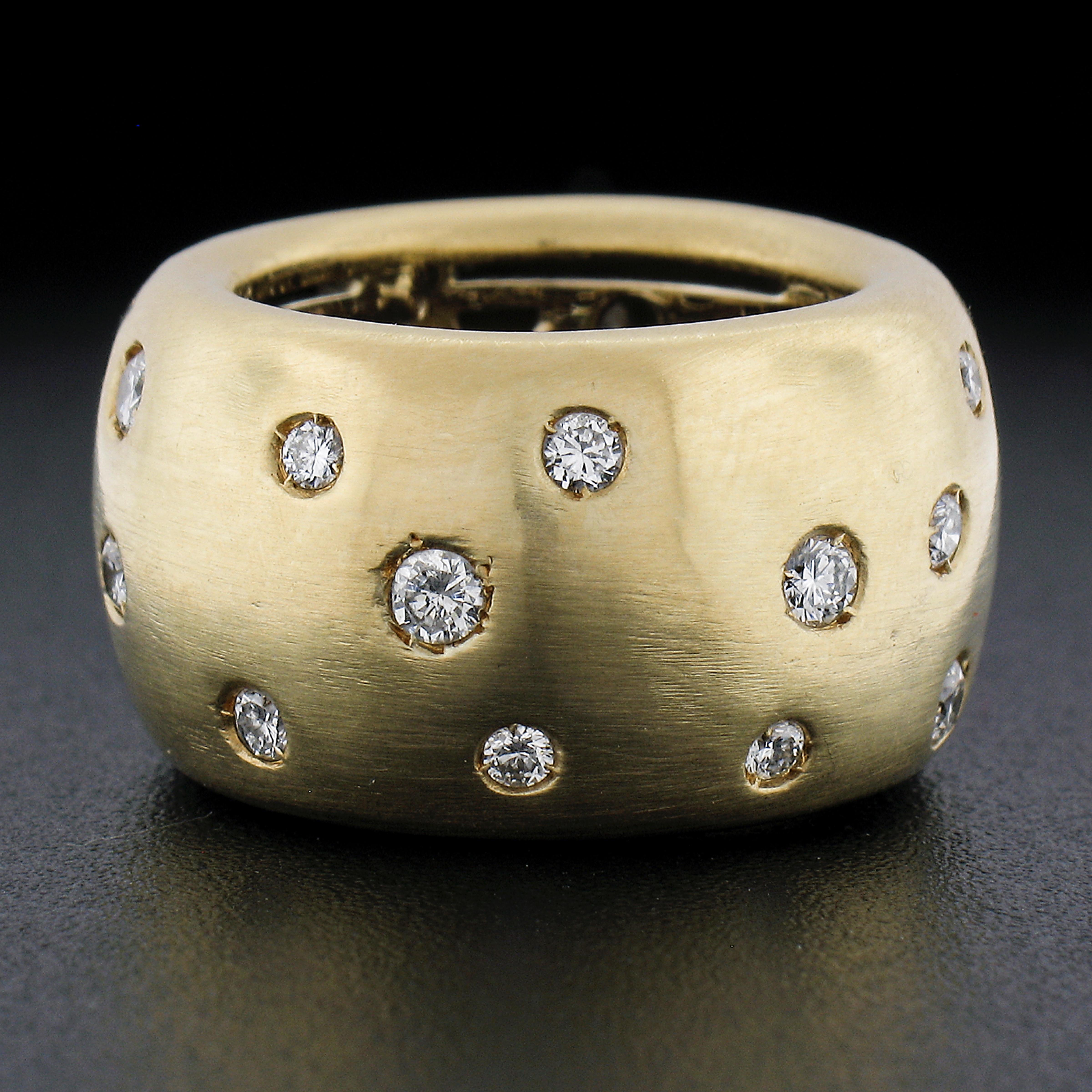 Taille ronde Bague jonc large en or jaune 18 carats avec diamants ronds sertis encastrés de 0,75 carat, finition brossée en vente