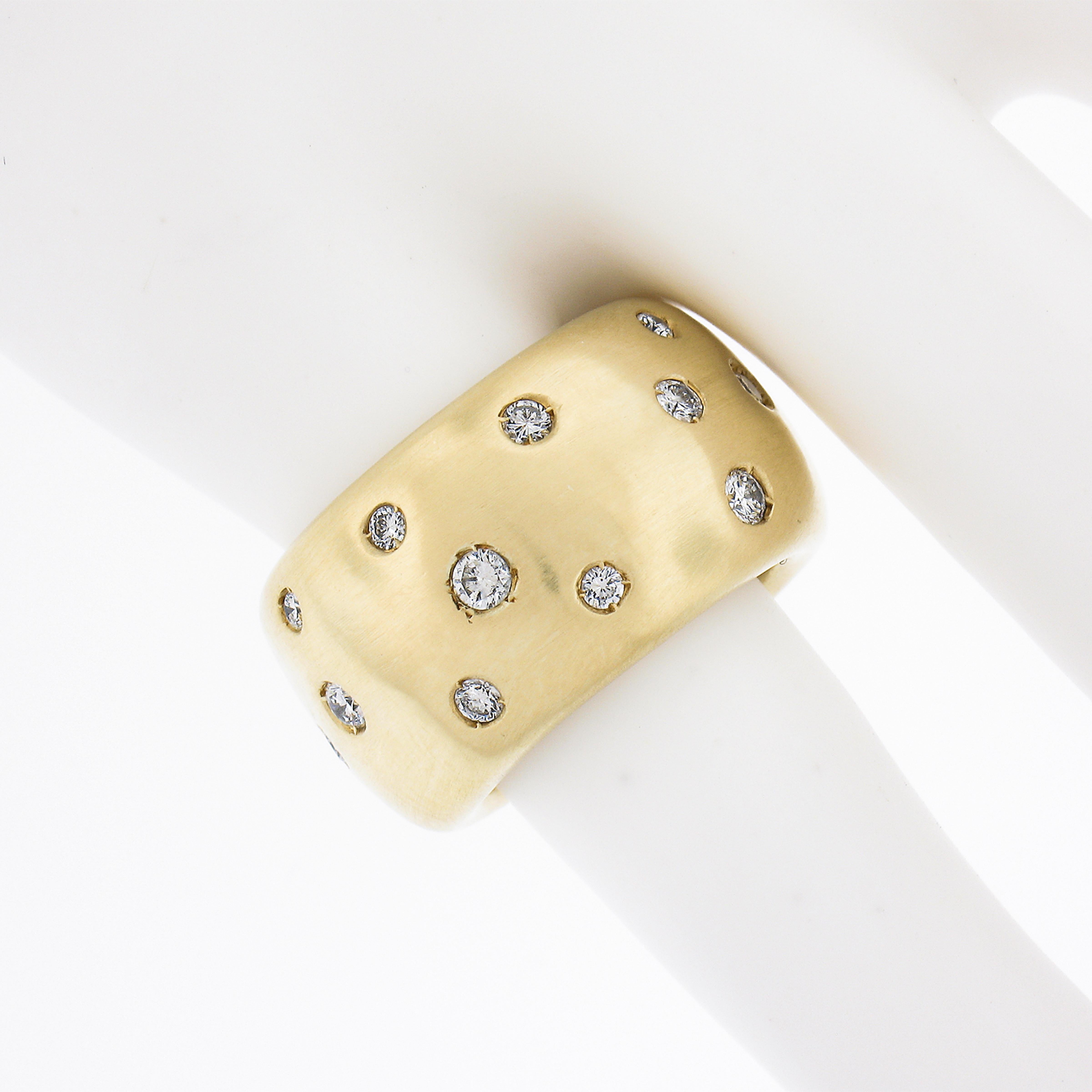 Bague jonc large en or jaune 18 carats avec diamants ronds sertis encastrés de 0,75 carat, finition brossée Excellent état - En vente à Montclair, NJ