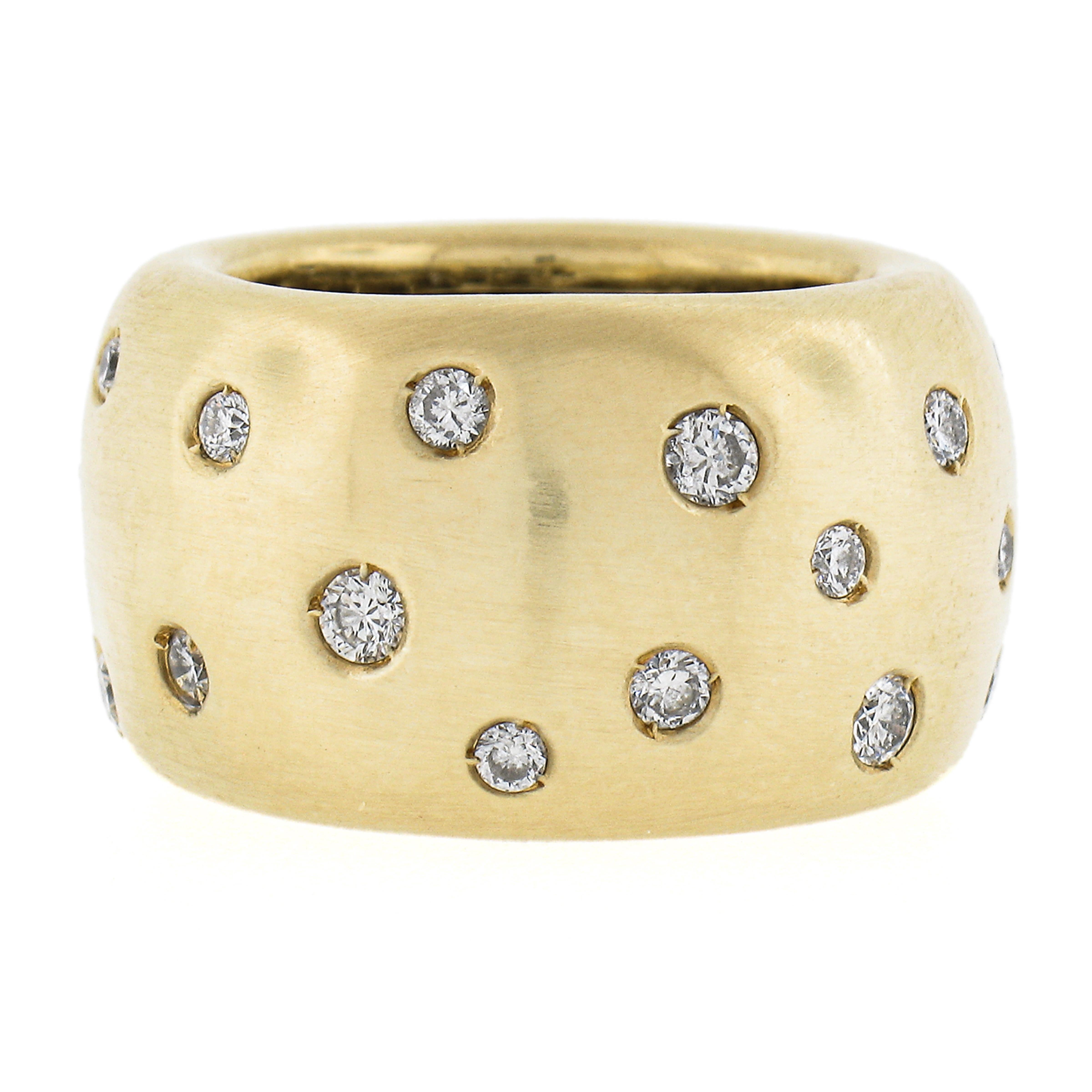 Bague jonc large en or jaune 18 carats avec diamants ronds sertis encastrés de 0,75 carat, finition brossée Unisexe en vente