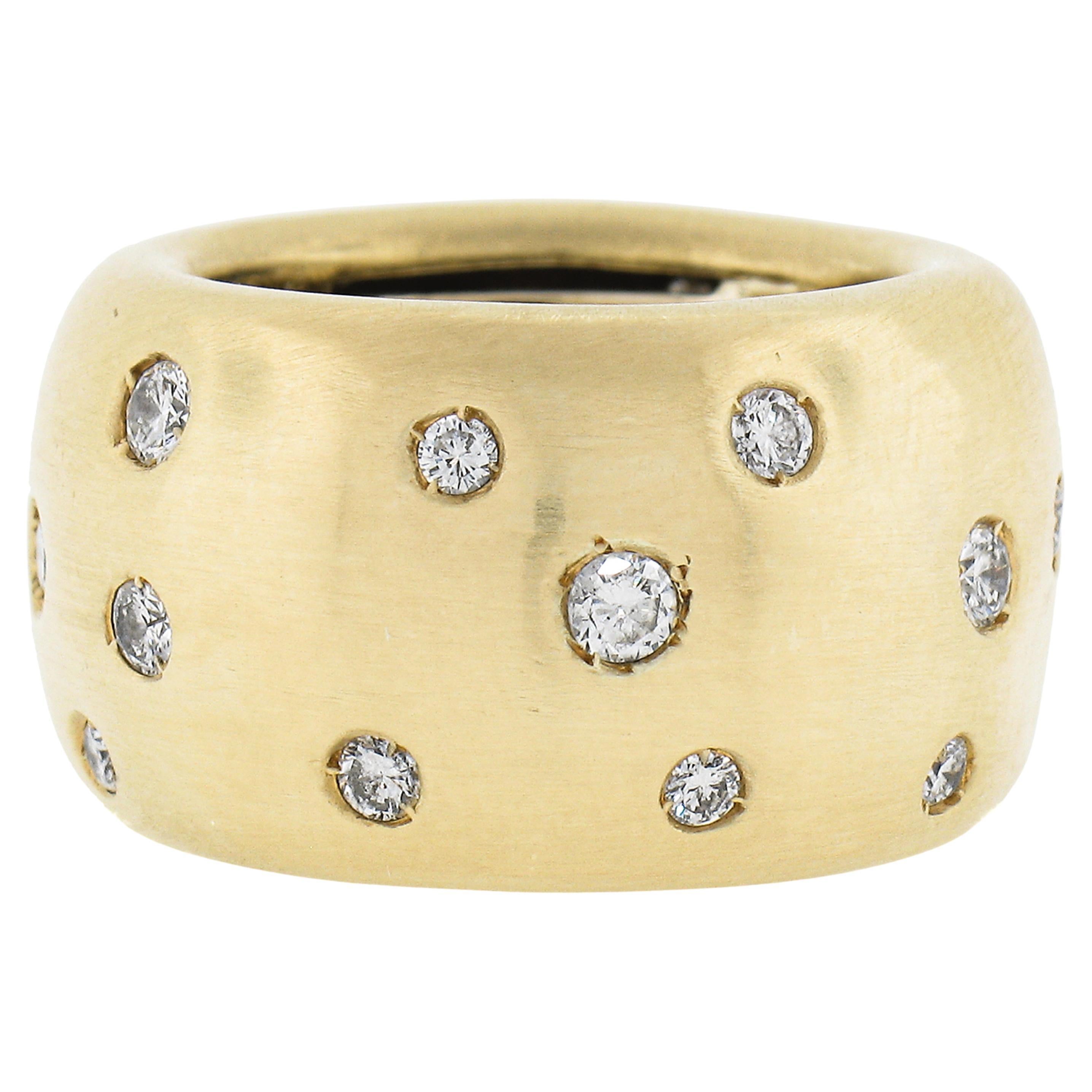 Bague jonc large en or jaune 18 carats avec diamants ronds sertis encastrés de 0,75 carat, finition brossée en vente