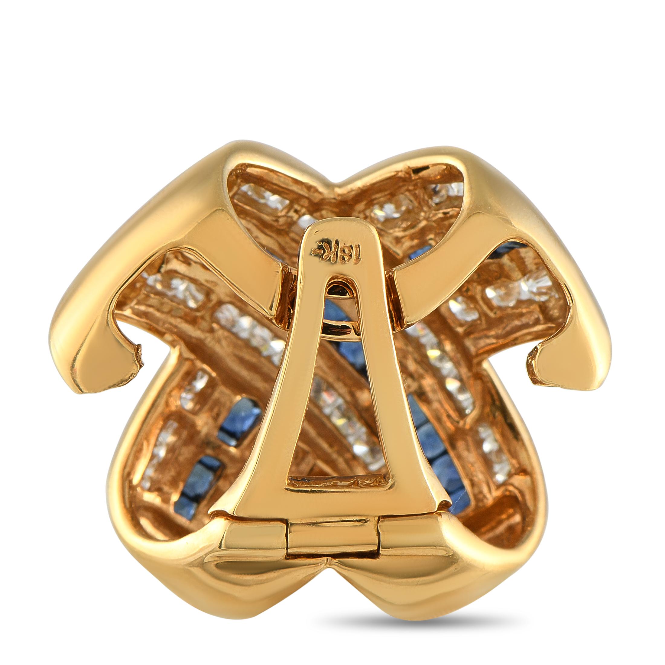 Un diseño de elegancia clásica hace de este colgante de oro amarillo de 18 quilates un complemento esencial para cualquier colección de joyas. El diseño cruzado se eleva 1,10 quilates de Zafiros y Diamantes brillantes con un peso total de 0,76