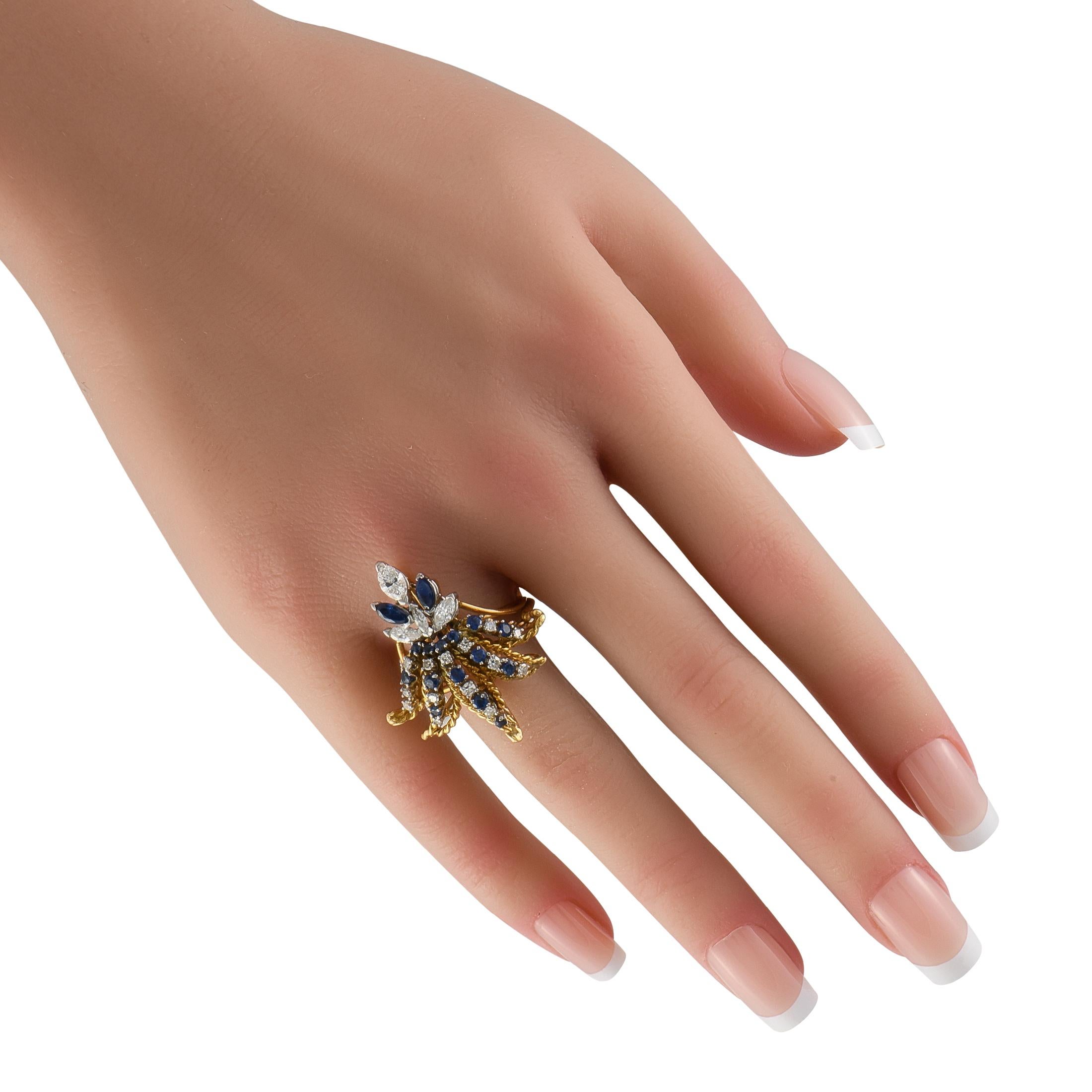 Taglio rotondo Anello Fleur de Lis in oro giallo 18K con diamante e zaffiro da 0,78 carati in vendita