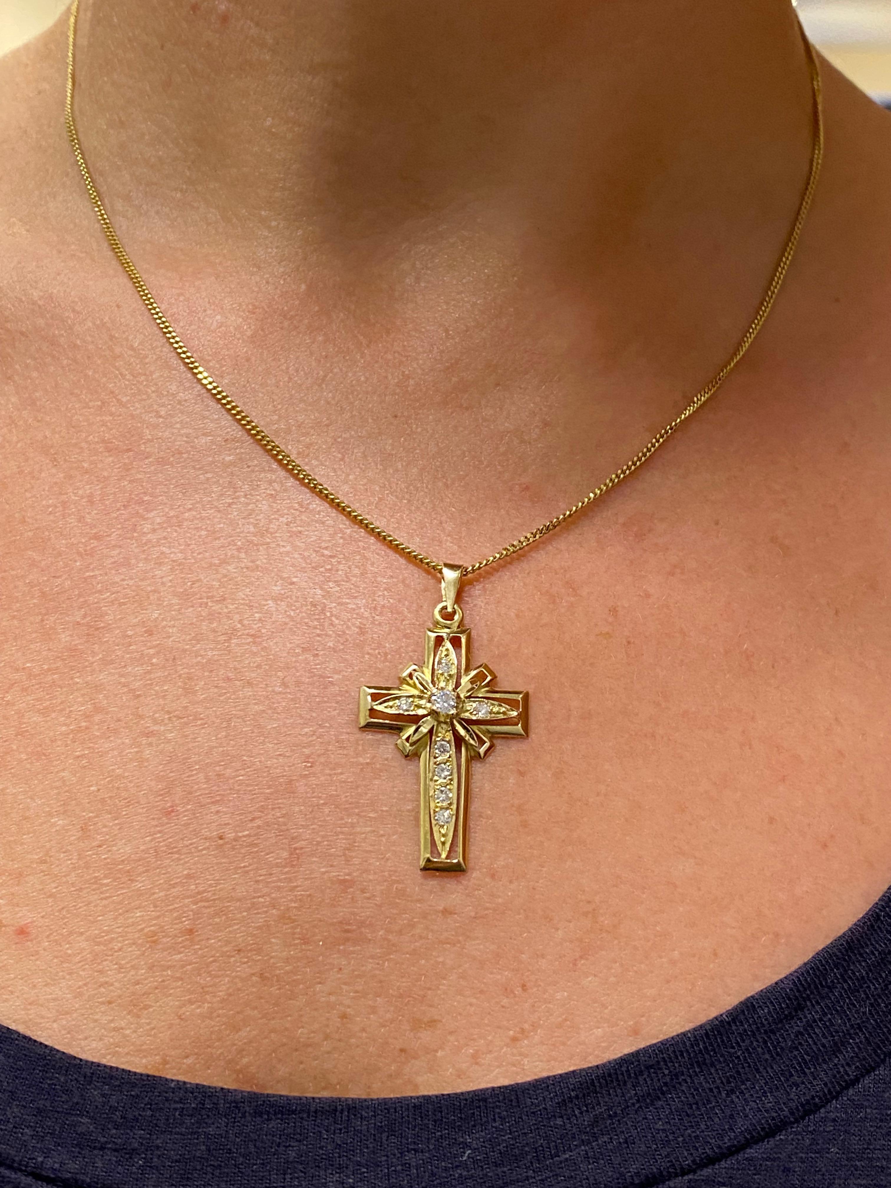 Moderne Pendentif croix / crucifix italien vintage en or jaune 18 carats et diamants 0,80 carat (G/VS) en vente