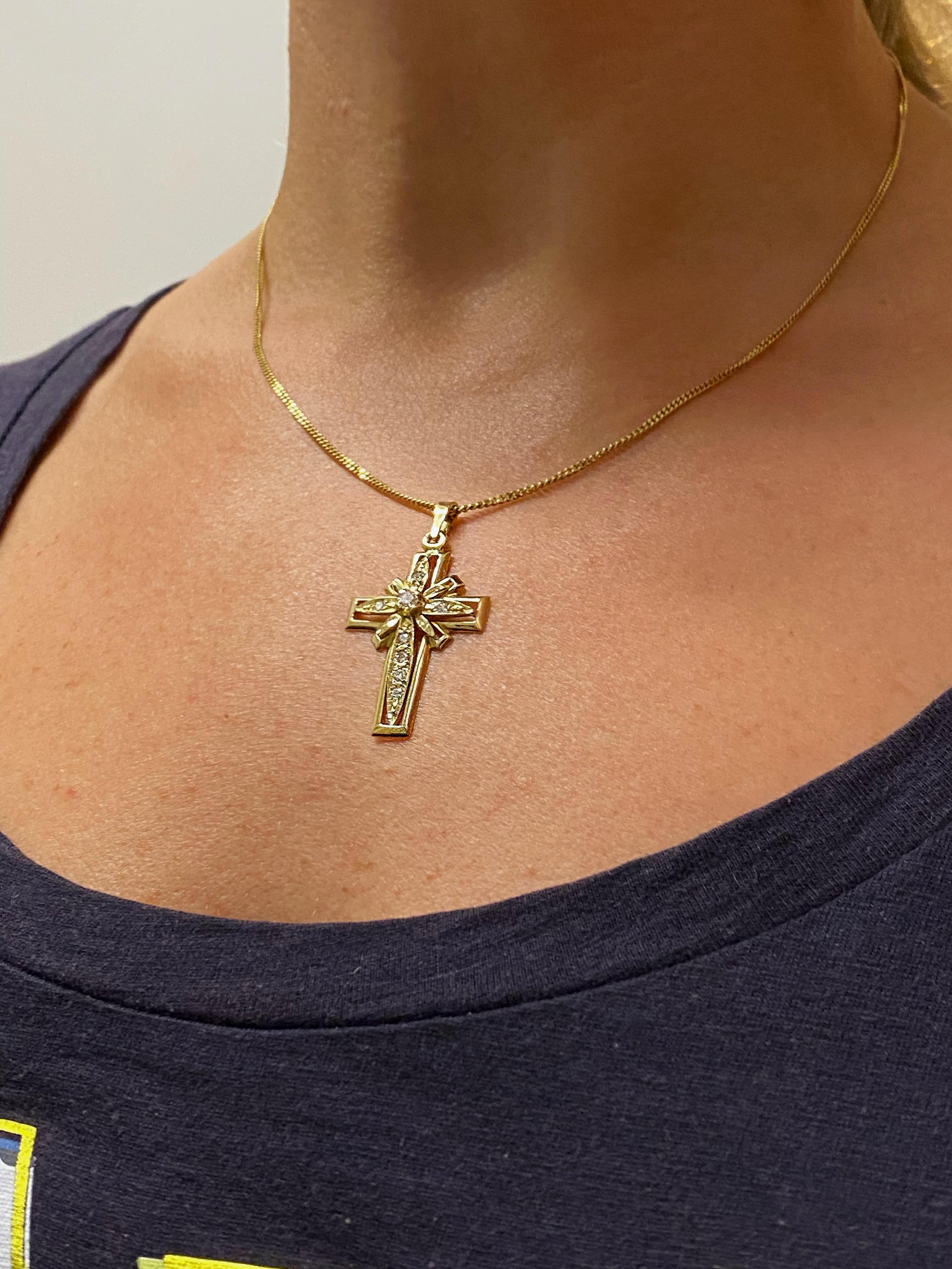 Taille ronde Pendentif croix / crucifix italien vintage en or jaune 18 carats et diamants 0,80 carat (G/VS) en vente