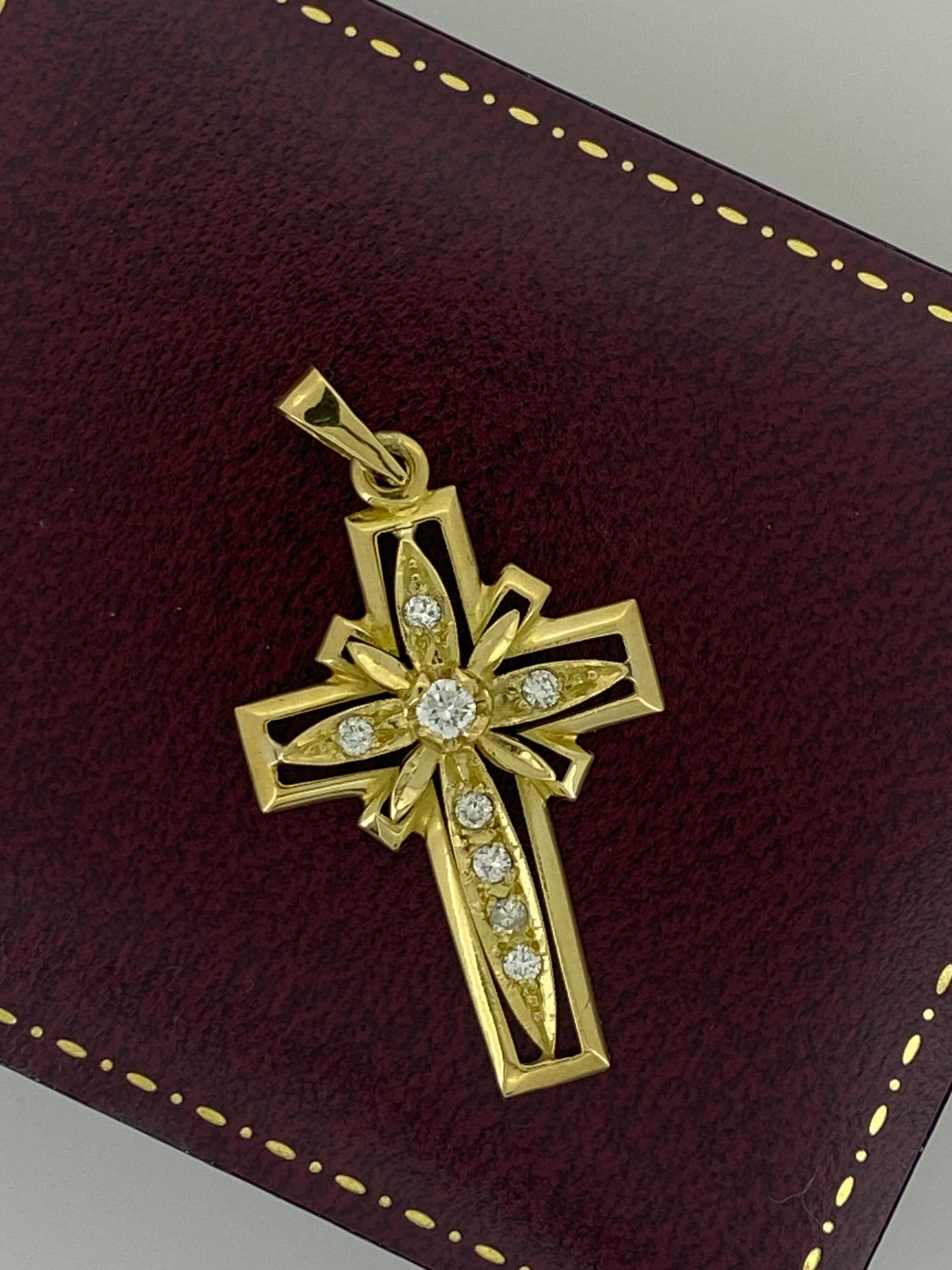 Round Cut 18K Yellow Gold & 0.80ct Diamond (G/VS) Italian Vintage Cross / Crucifix Pendant For Sale