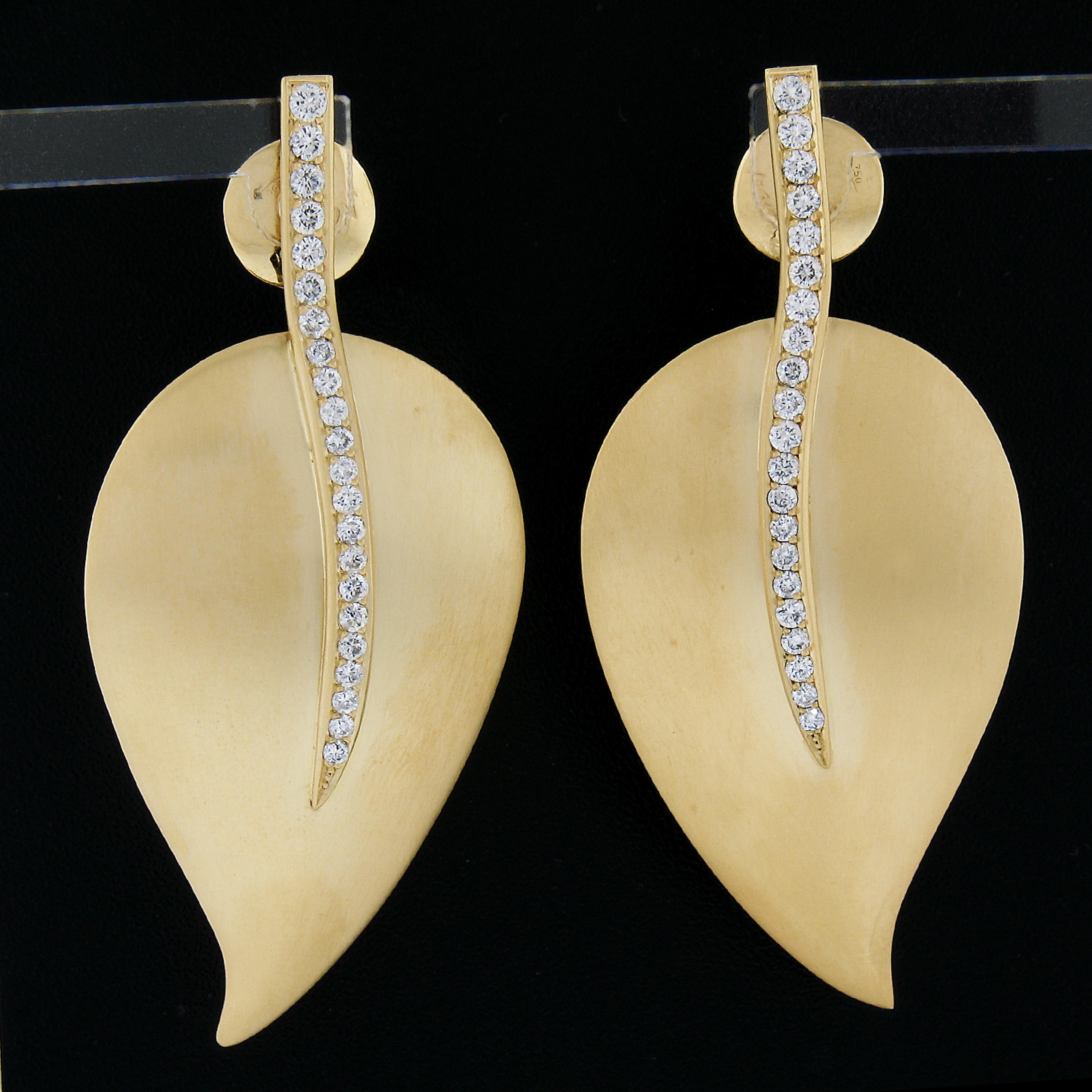 --Stein(e):--
(42) Natürliche Echte Diamanten - Runder Brillantschliff - Pave Set - Farbe F/G - Reinheit VS2-SI2
Karat-Gesamtgewicht: 0,80 (ca.)

MATERIAL: Massives 18k Gelbgold
Gewicht: 11,70 Gramm
Hinterlegung: Pfosten mit Schmetterlingsverschluss