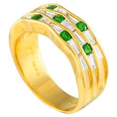 Anillo de oro amarillo de 18 quilates con diamante y esmeralda de 0,84 ct
