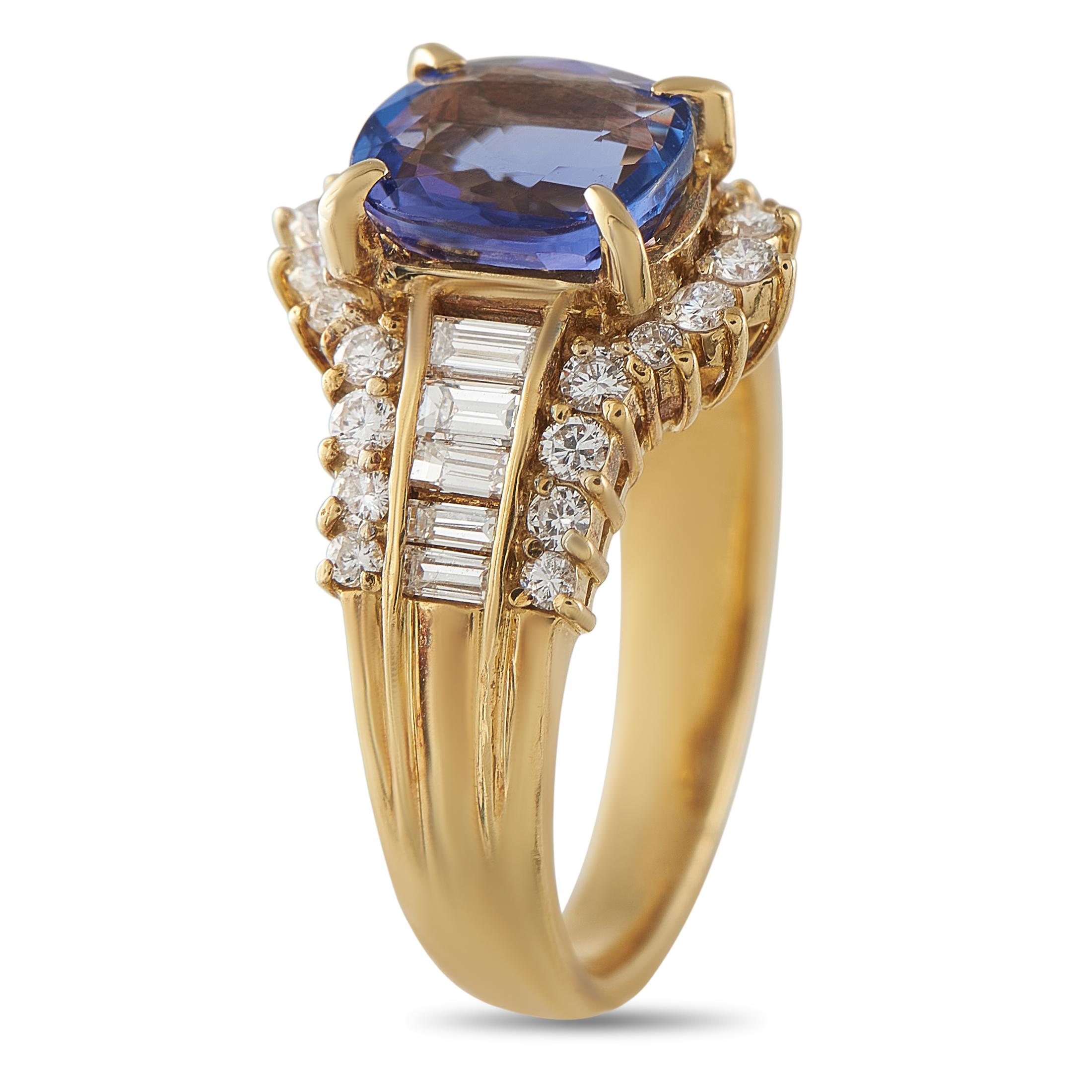 Cette bague opulente ne cessera d'impressionner. Les diamants étincelants d'un poids total de 0,85 carat contrastent magnifiquement avec la monture en or jaune 18 carats. Une pierre centrale en tanzanite de 2,24 carats apporte la touche finale