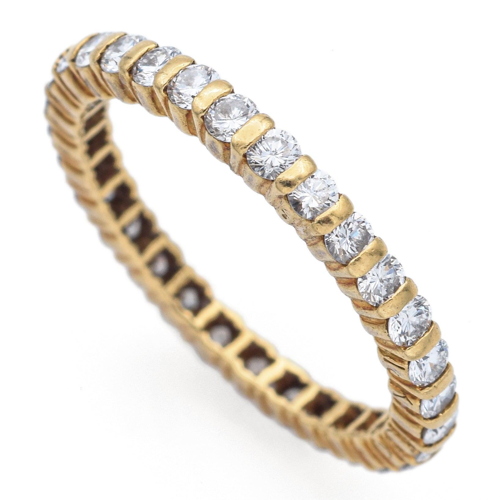 Alianza de oro amarillo de 18 quilates con diamantes de 0,87 tcw en venta 1