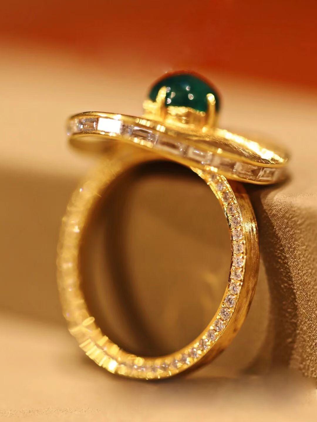 18K Yellow Gold 0.88 CT Sugarloaf Emerald & Diamond Gold Graving Ring For Sale 4