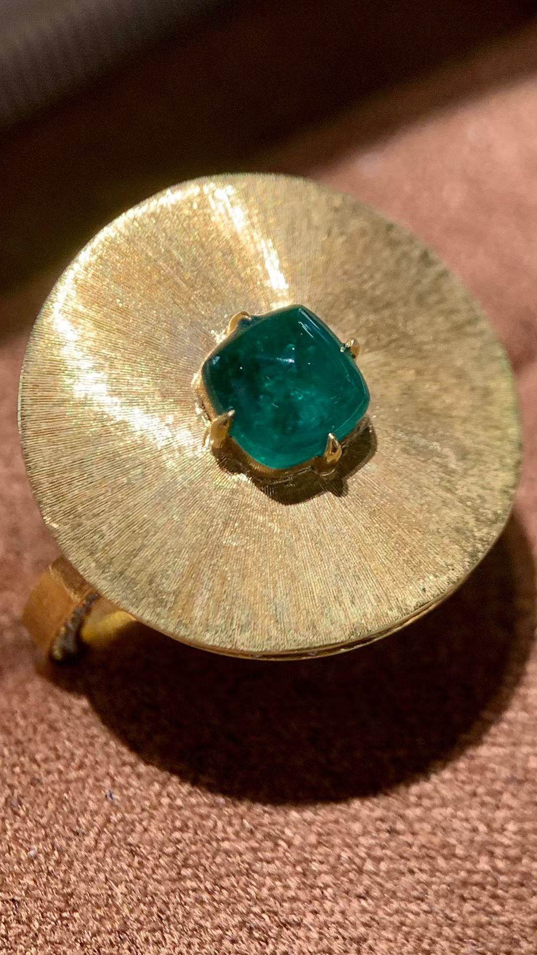 Modern 18K Yellow Gold 0.88 CT Sugarloaf Emerald & Diamond Gold Graving Ring For Sale