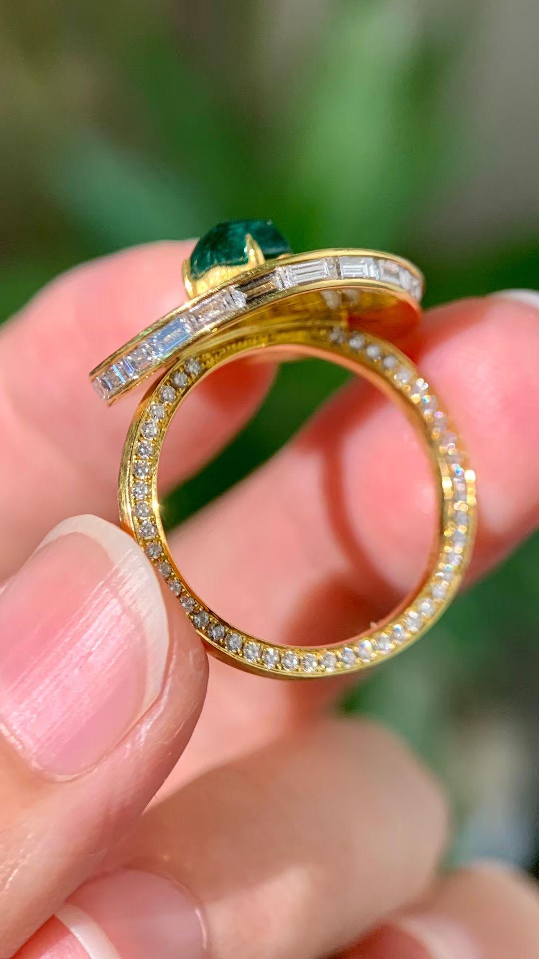 Sugarloaf Cabochon 18K Yellow Gold 0.88 CT Sugarloaf Emerald & Diamond Gold Graving Ring For Sale
