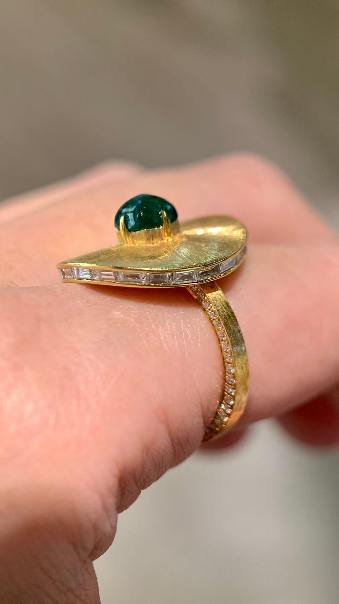 18K Yellow Gold 0.88 CT Sugarloaf Emerald & Diamond Gold Graving Ring In New Condition For Sale In Kowloon, HK