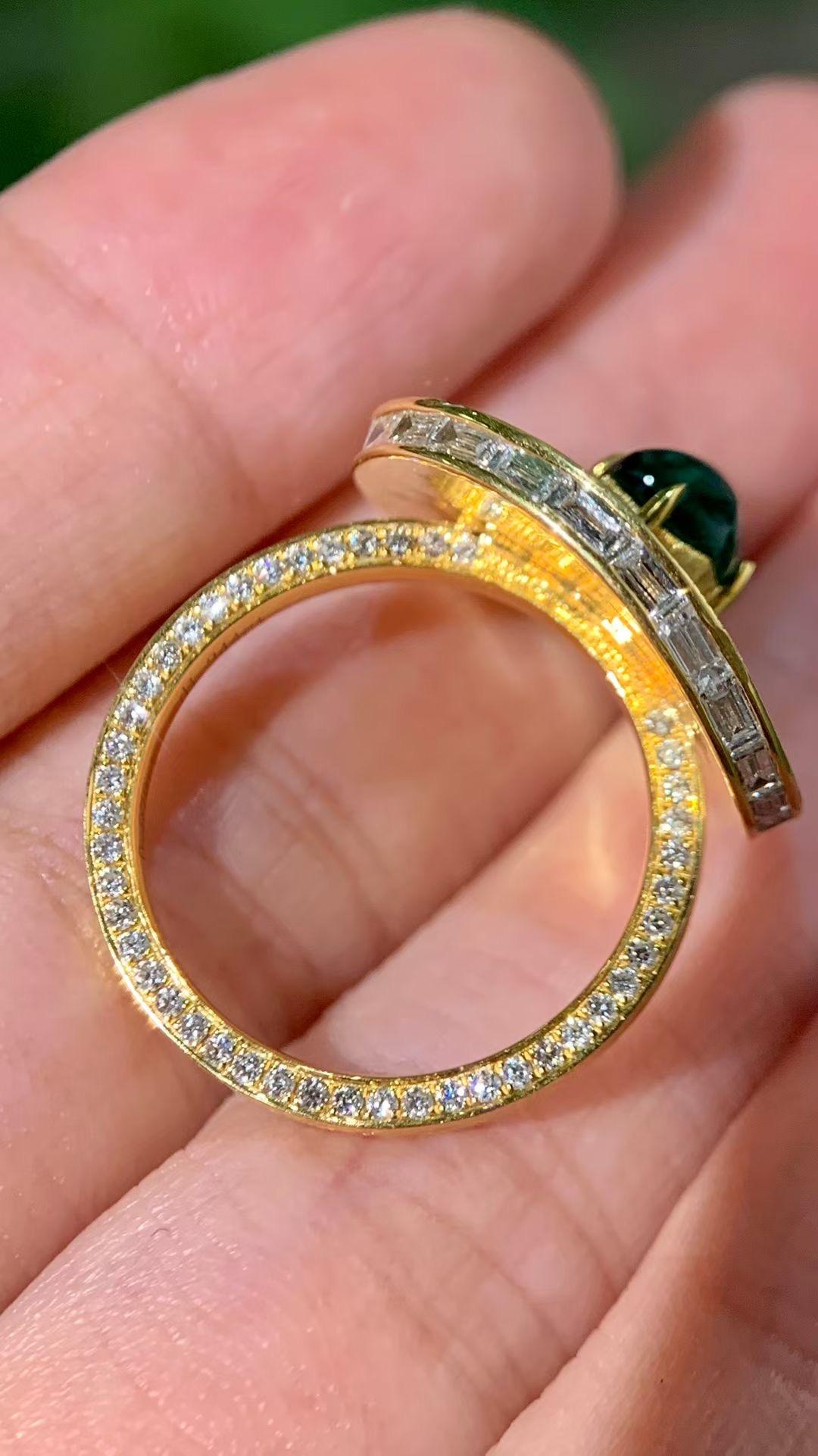 Women's or Men's 18K Yellow Gold 0.88 CT Sugarloaf Emerald & Diamond Gold Graving Ring For Sale