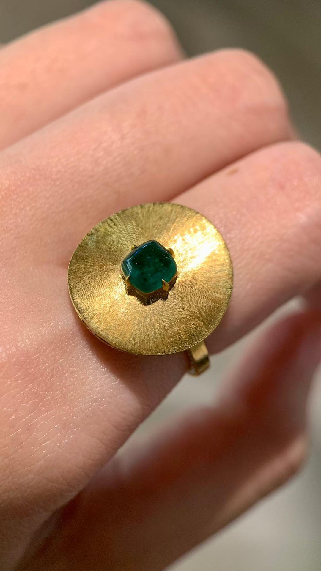 18K Yellow Gold 0.88 CT Sugarloaf Emerald & Diamond Gold Graving Ring For Sale 3