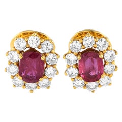 Ohrringe aus 18 Karat Gelbgold mit 0,92 Karat Diamant und Rubin