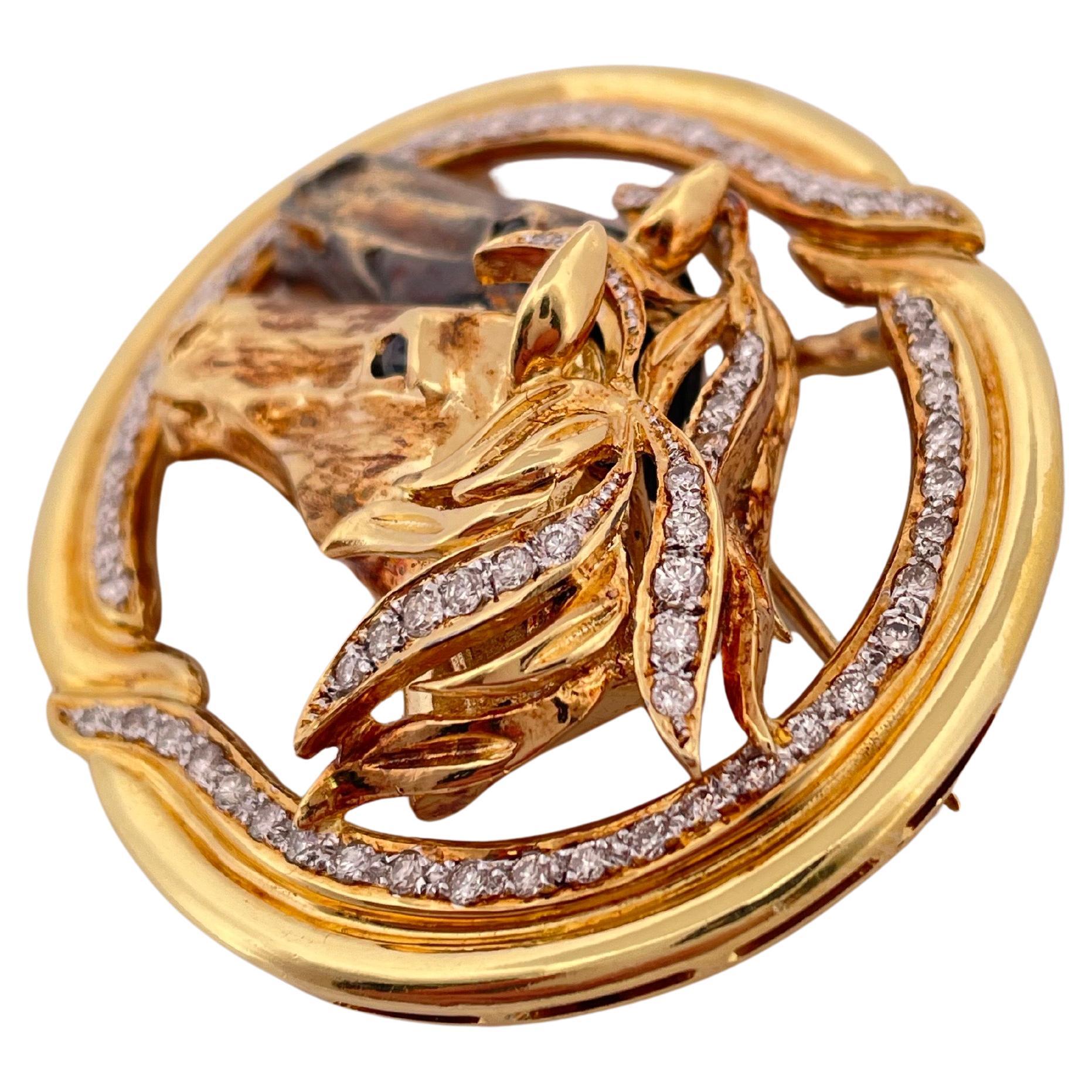 Dieser auffällige Anhänger aus 18 Karat Gelbgold zeigt ein dynamisches Duo aus skulptierten Pferdeköpfen, die von einem runden, vom Pferdesport inspirierten Design eingerahmt sind. Die ausdrucksstarken Gesichtszüge der Pferde werden durch die