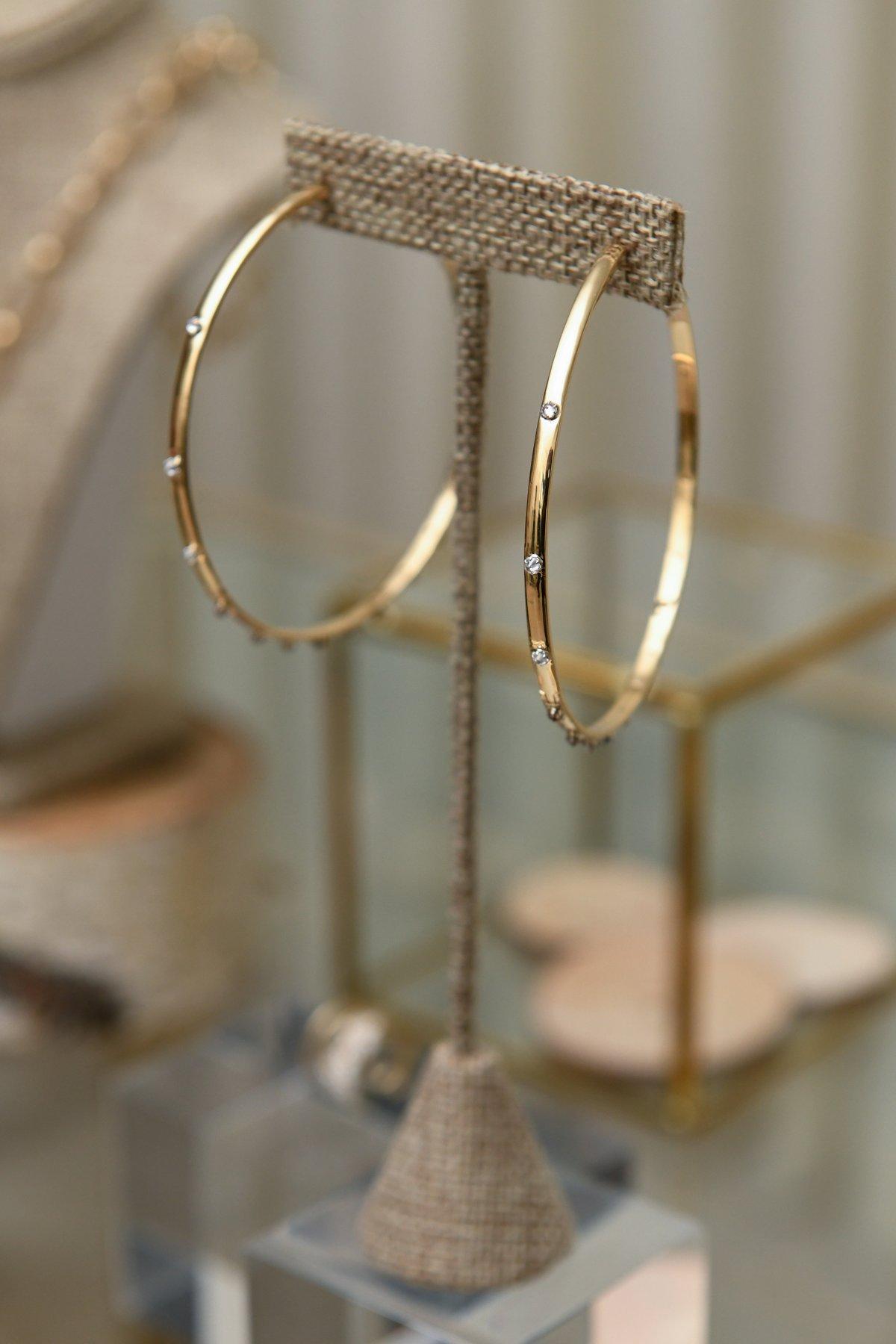 Contemporary 18k Yellow Gold 0.96 Carat White, Salt and Pepper, Black Inverted Diamond Hoops For Sale