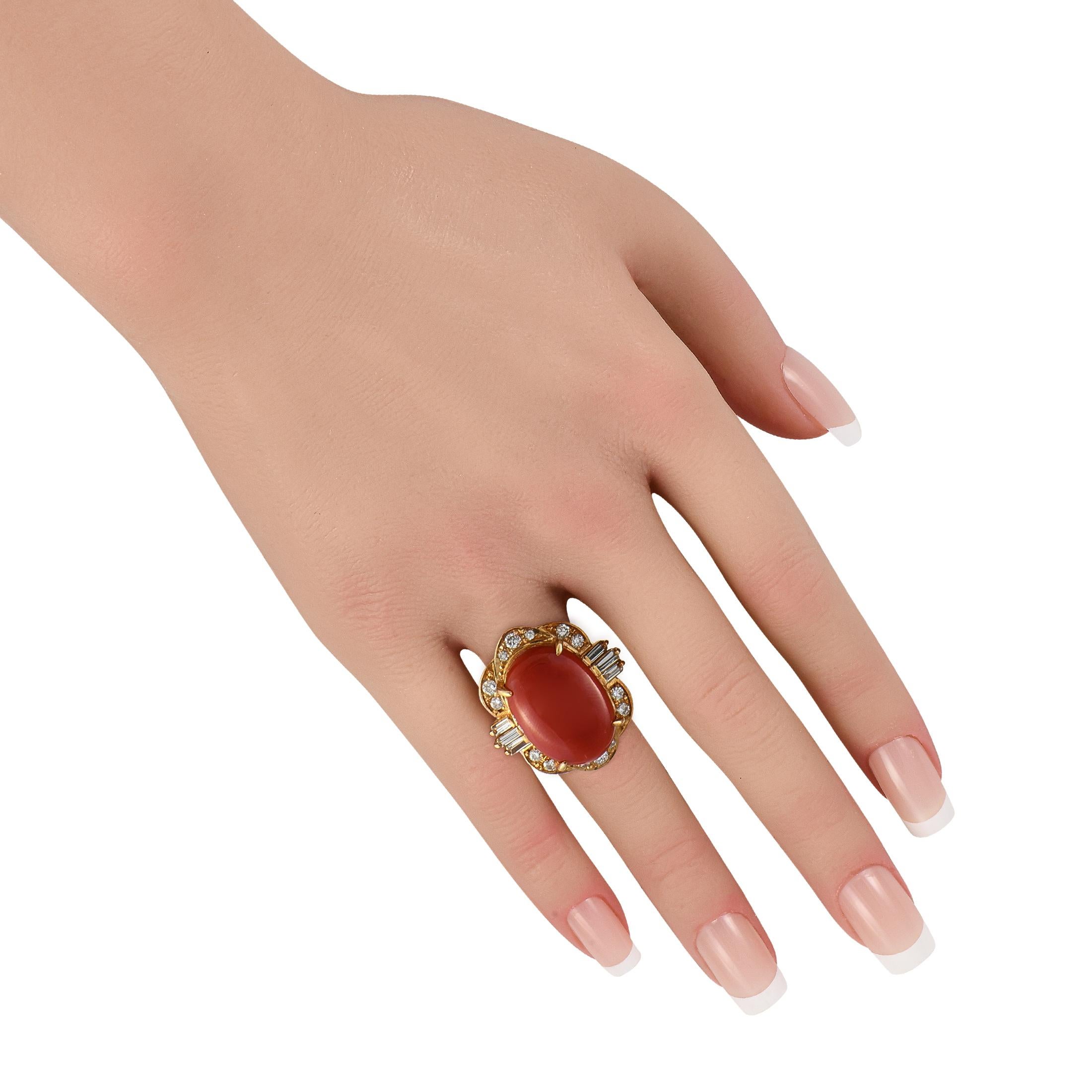 Anillo de oro amarillo de 18 quilates con diamantes y coral de 0,97 ct Corte mixto en venta