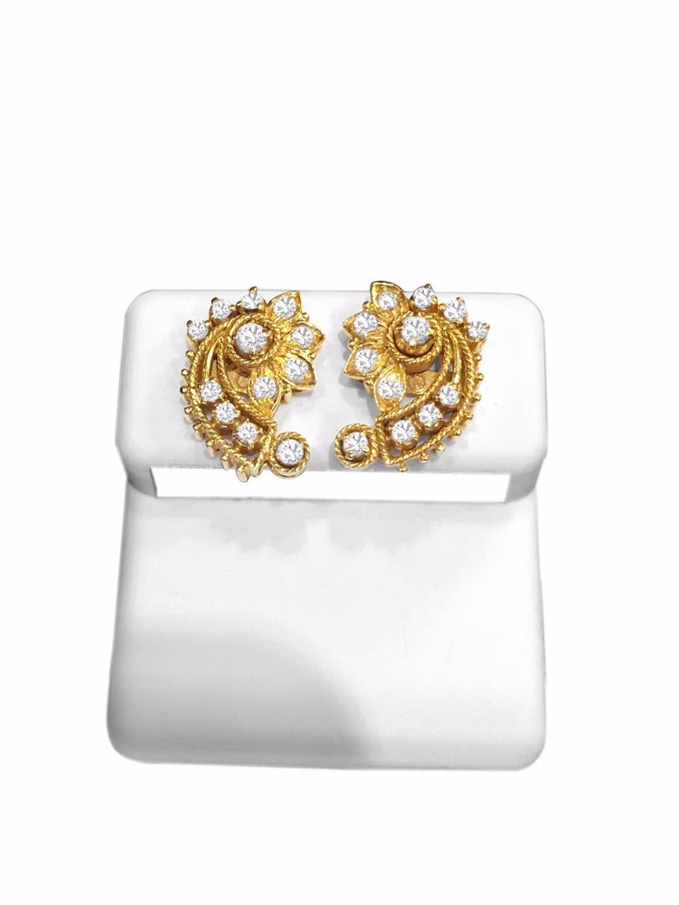 Diese Ohrringe aus 18-karätigem Gelbgold sind mit 1,14 Karat runden Diamanten im Brillantschliff mit VS-Reinheit und F-G-Farbe besetzt. Ihr Design strahlt einen eleganten asiatischen/indischen Stil aus und verleiht jedem Ensemble einen Hauch von