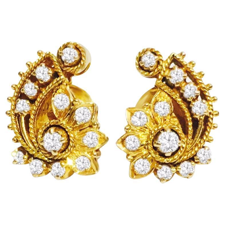 18K Yellow Gold 1 carat vintage Diamond Earrings. For Sale