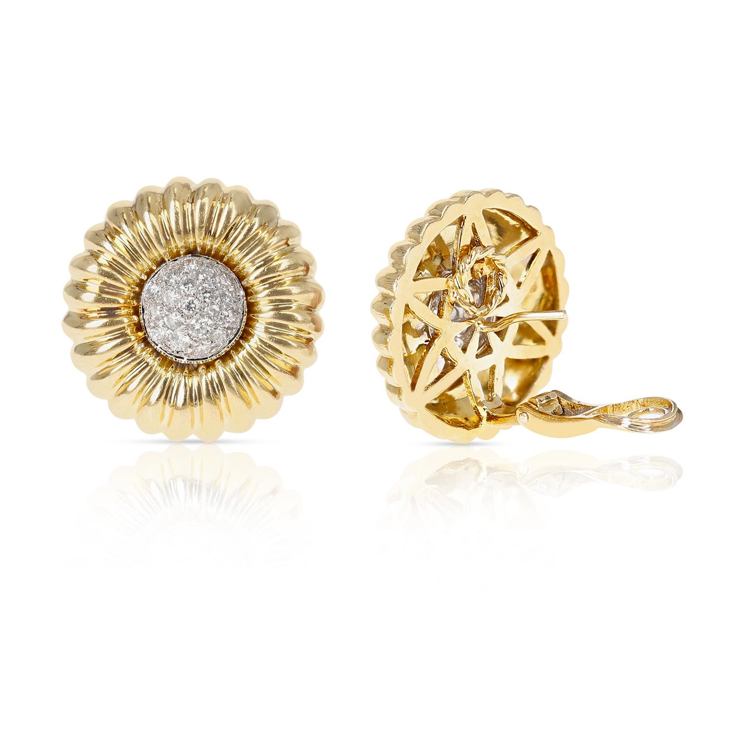 Boucles d'oreilles clips en or jaune 18 carats avec fleurs et diamants Excellent état - En vente à New York, NY