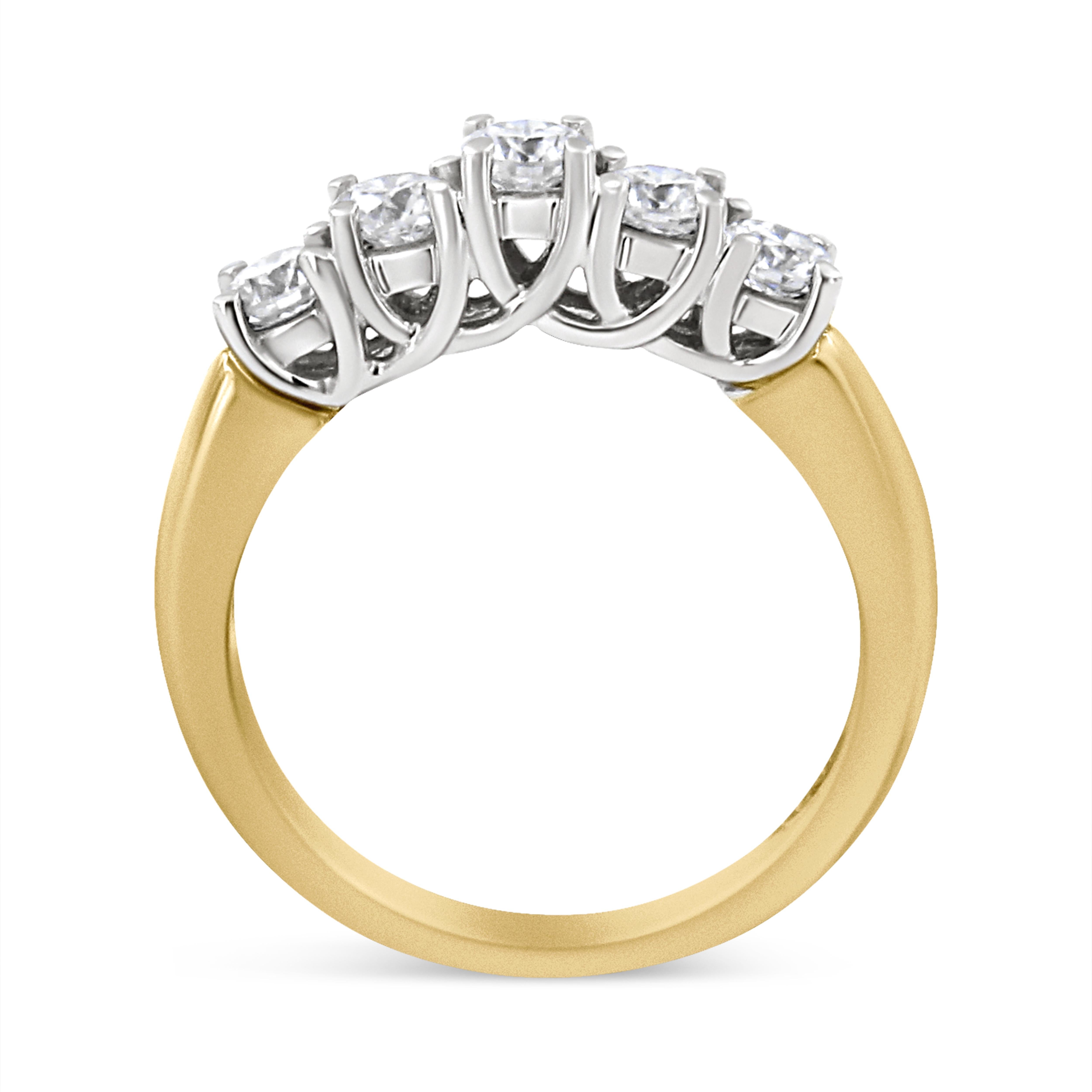 in vendita:  Anello a 5 pietre in oro giallo 18K da 1,0 carati con diamante a 4 punte e taglio rotondo Step Up. 3