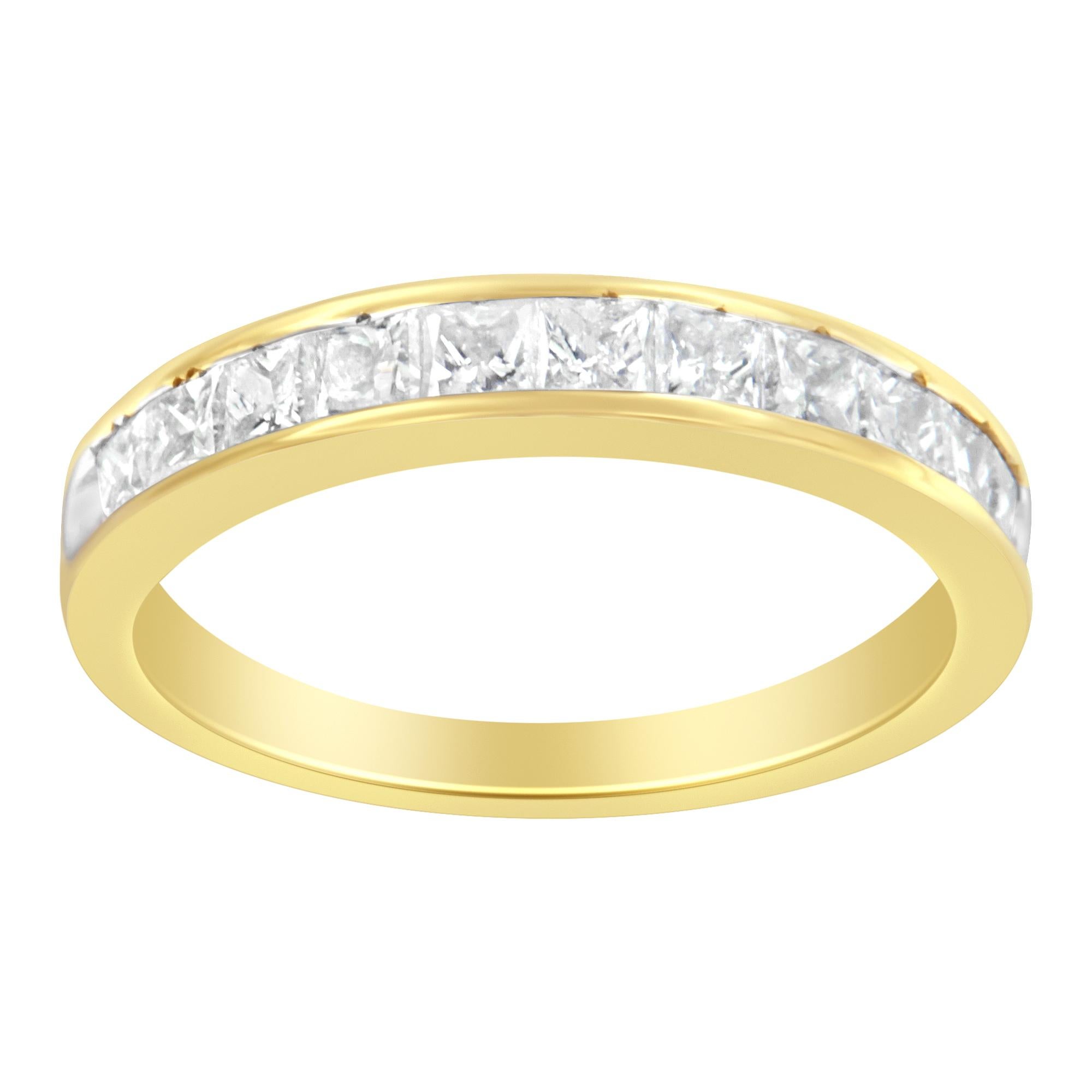 Ce bracelet d'éternité partiel présente des diamants de taille princesse en serti clos dans un anneau d'or jaune. Ce design classique est un choix parfait pour votre proche. Le poids total des diamants est de 1 carat. Vidéo disponible sur