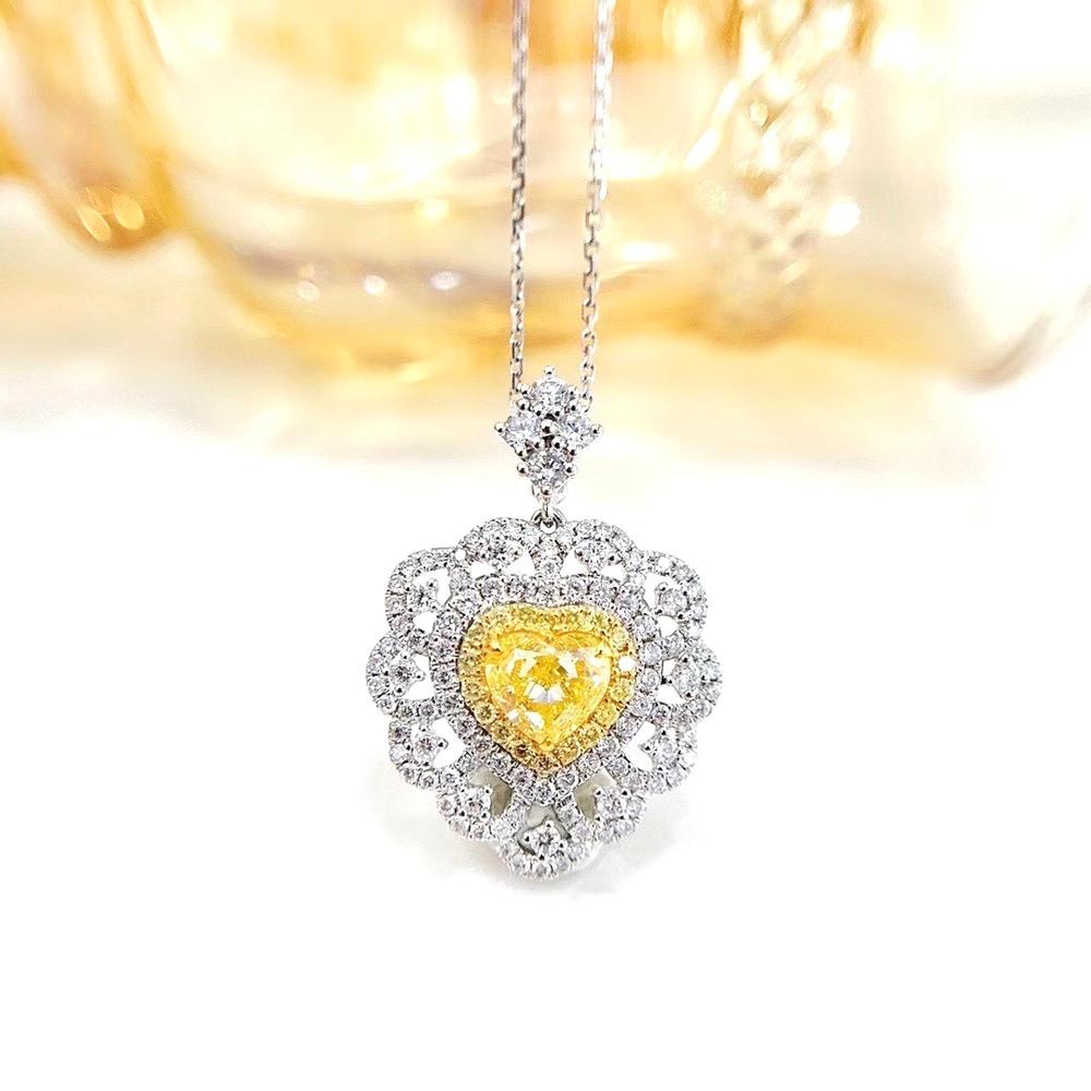 Collier pendentif en forme de cœur en or jaune 18 carats avec diamant jaune fantaisie de 1,00 carat

1 diamant jaune de fantaisie - 1,00 CT
Diamants - 1,01 CT
Poids total - 5,86 GM

