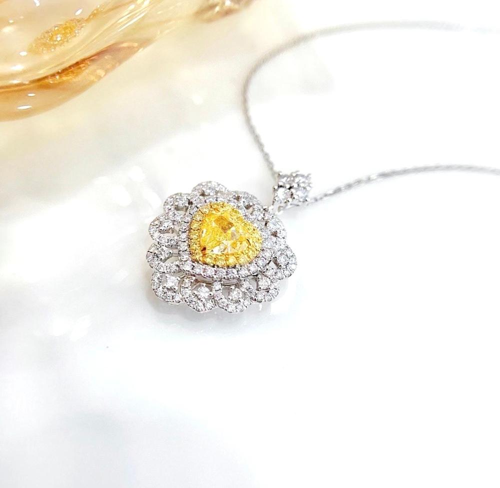 Taille cœur Collier pendentif en forme de cœur en or jaune 18 carats avec diamant jaune fantaisie de 1,00 carat en vente