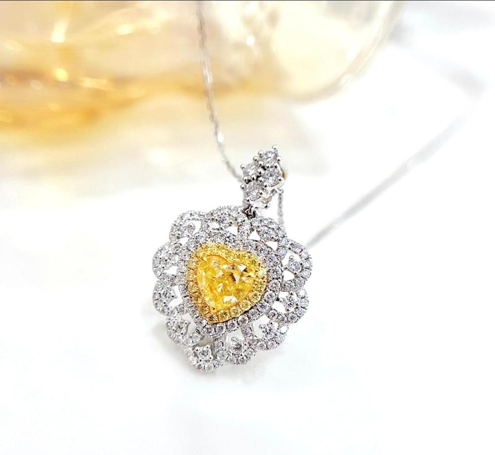 Collier pendentif en forme de cœur en or jaune 18 carats avec diamant jaune fantaisie de 1,00 carat Neuf - En vente à Kowloon, HK