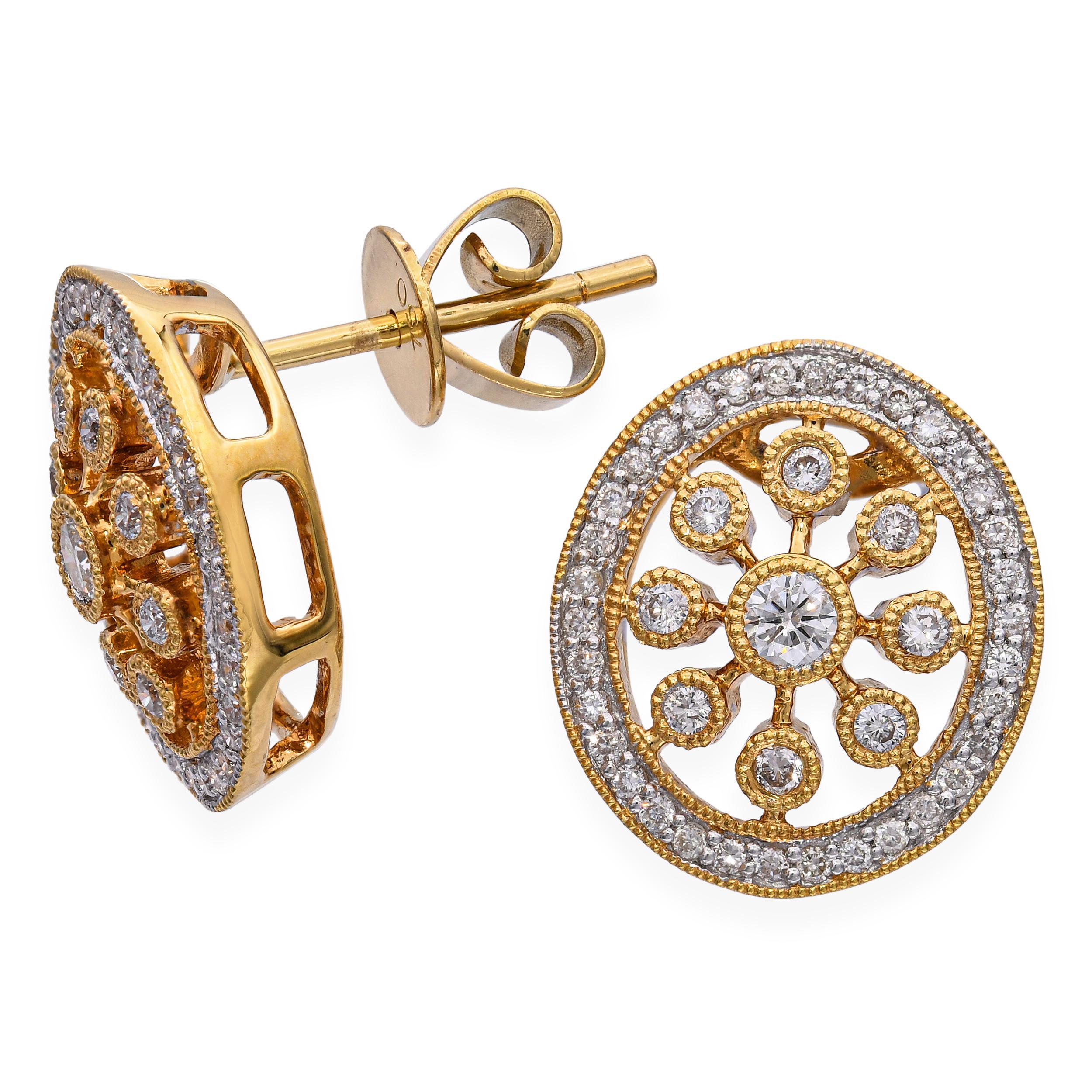 Boucles d'oreilles en or jaune 18 carats à motif de diamants présentant un design élégant avec un diamant central de 2 mm dans chaque boucle d'oreille, entouré de délicats accents de diamants de 1 mm. L'arrangement crée un éclat raffiné qui rehausse