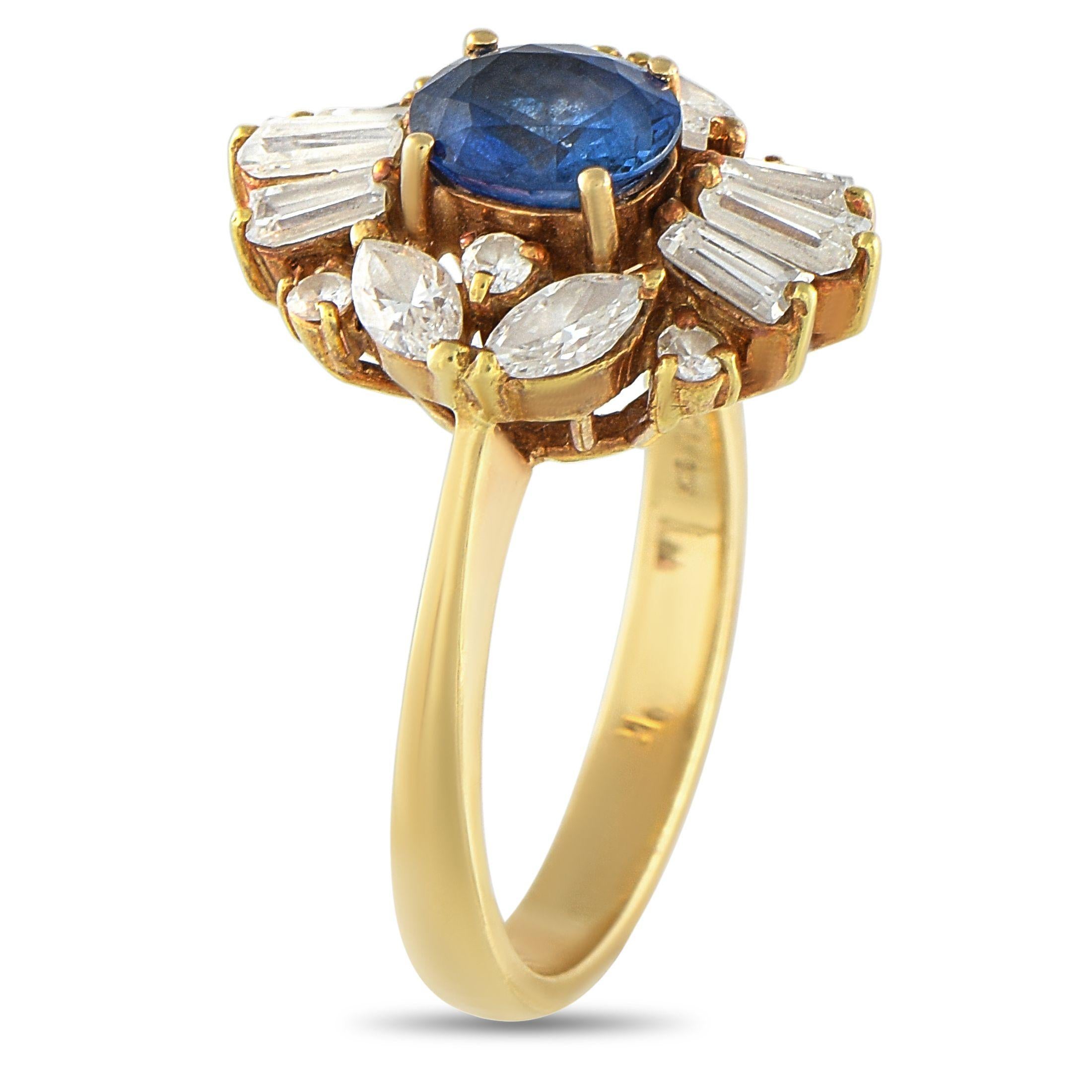 Cette bague de luxe est conçue pour faire une déclaration subtile. Sertie en or jaune 18 carats, une pierre précieuse saphir de 1,06 carat de taille ovale ajoute une élégante touche de couleur au centre. Un halo créatif de diamants d'un poids total