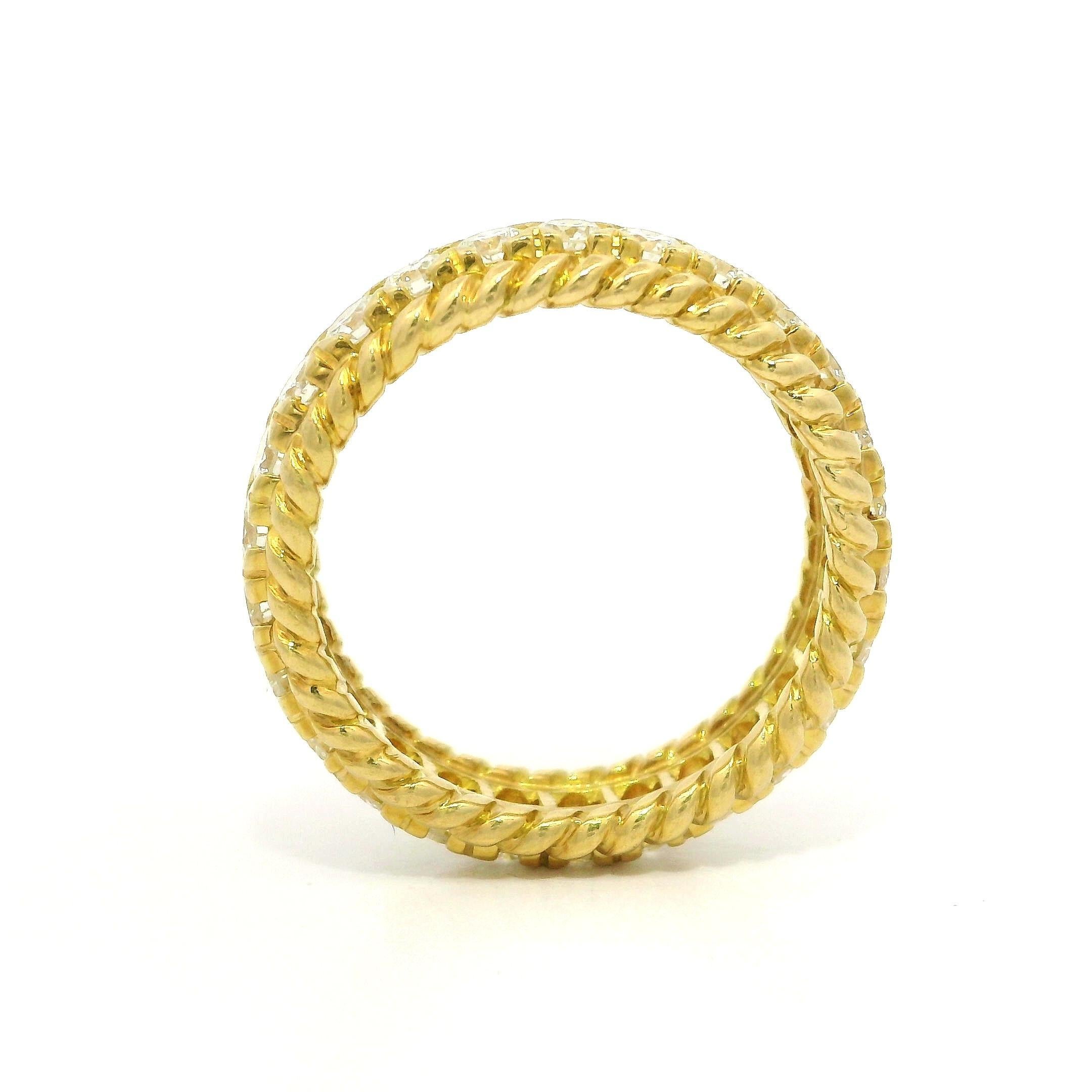 18k Gelbgold 1,04ctw Fischschwanz Pave Set Diamant Kabel Seiten Eternity Band Ring (Brillantschliff) im Angebot