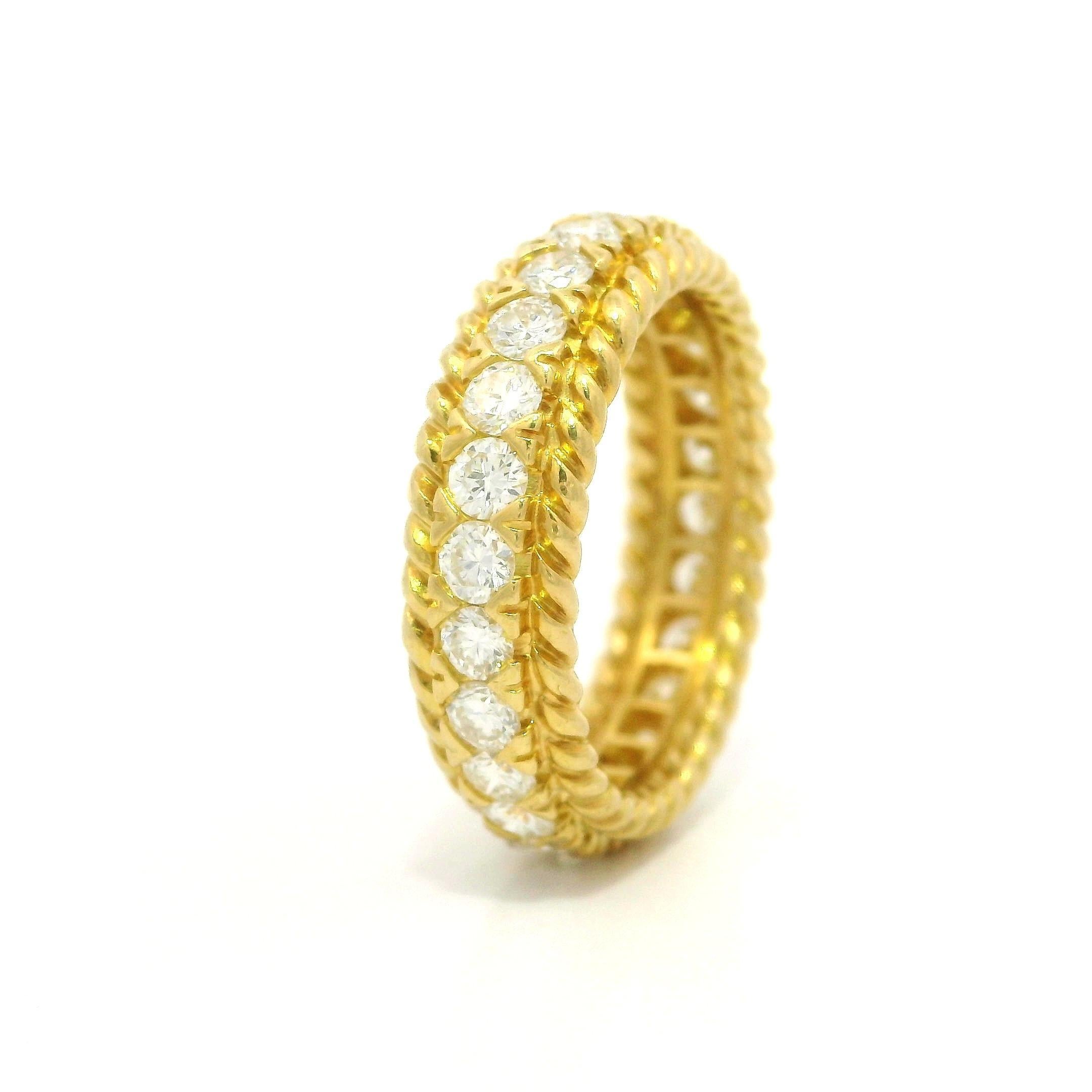 18k Gelbgold 1,04ctw Fischschwanz Pave Set Diamant Kabel Seiten Eternity Band Ring im Zustand „Hervorragend“ im Angebot in Montclair, NJ